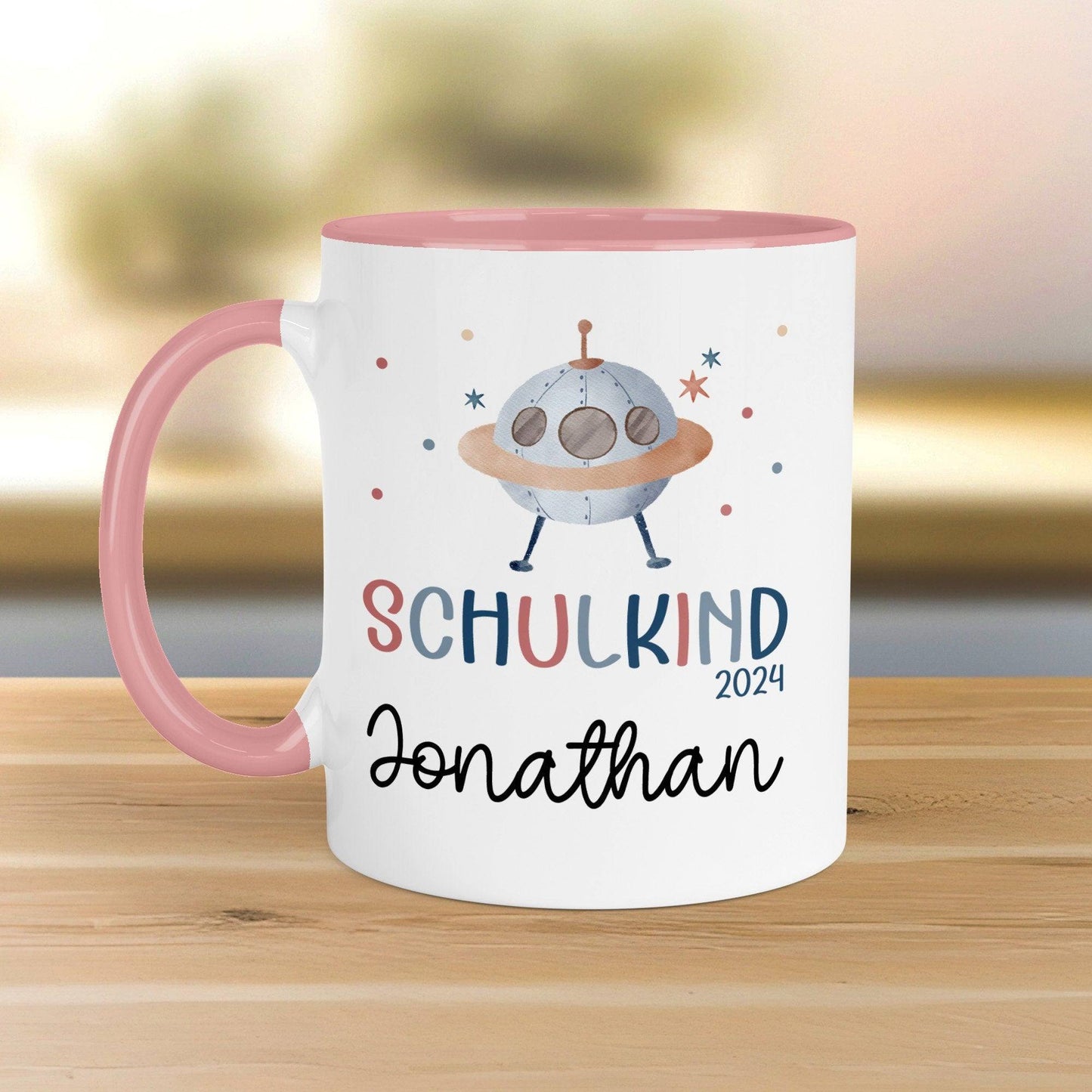 Schulkind 2024 Tasse Einschulungsgeschenk mit UFO-Weltraum-Motiv Kindertasse - personalisierte Kakao Tasse mit Namen kleinebuchstaben