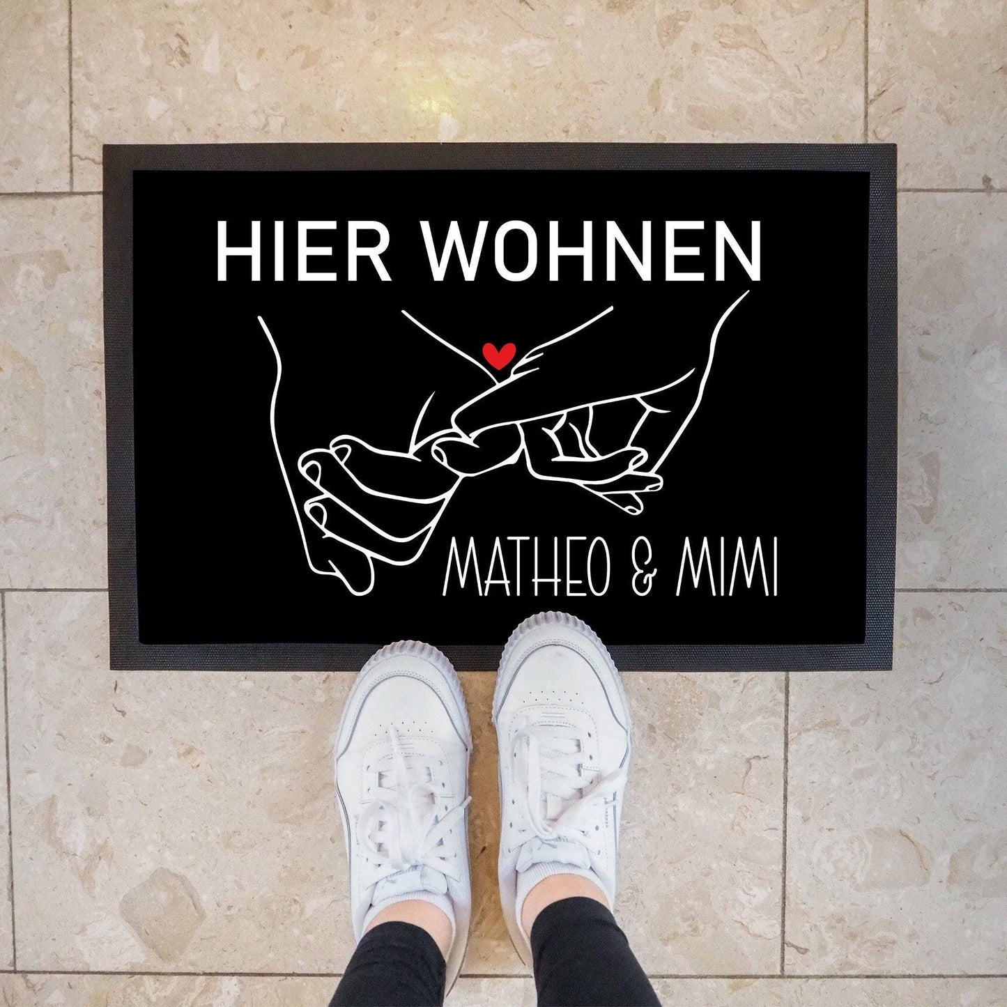 Fußmatte mit Namen Personalisiert - Rotes Herz - Fussmatte Vornamen Wunschnamen | 60x40 cm | Geschenkidee zum Umzug, Einzug für Paare kleinebuchstaben