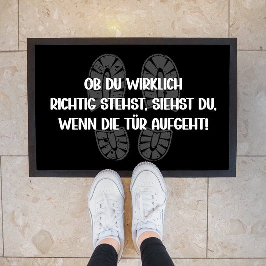 Fußmatte Ob Du wirklich richtig stehst, siehst Du wenn die Tür aufgeht - Rutschfester Fußabtreter für innen und außen mit lustigem Spruch  kleinebuchstaben