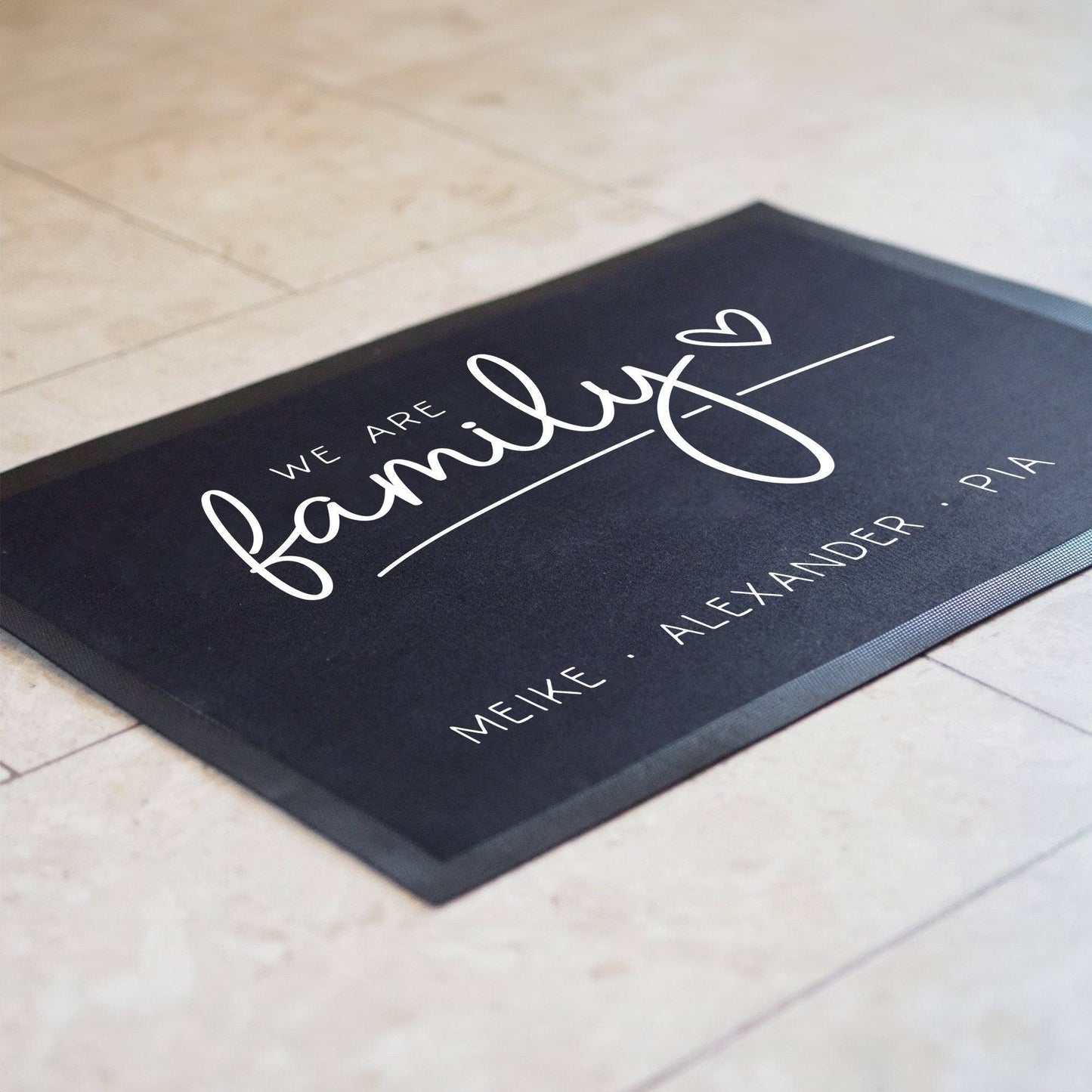 Personalisierte Fußmatte - Fussmatte mit Wunschnamen | We are Family | 60 x 40 cm | Geschenkidee zum Umzug, Einzug für Familien kleinebuchstaben