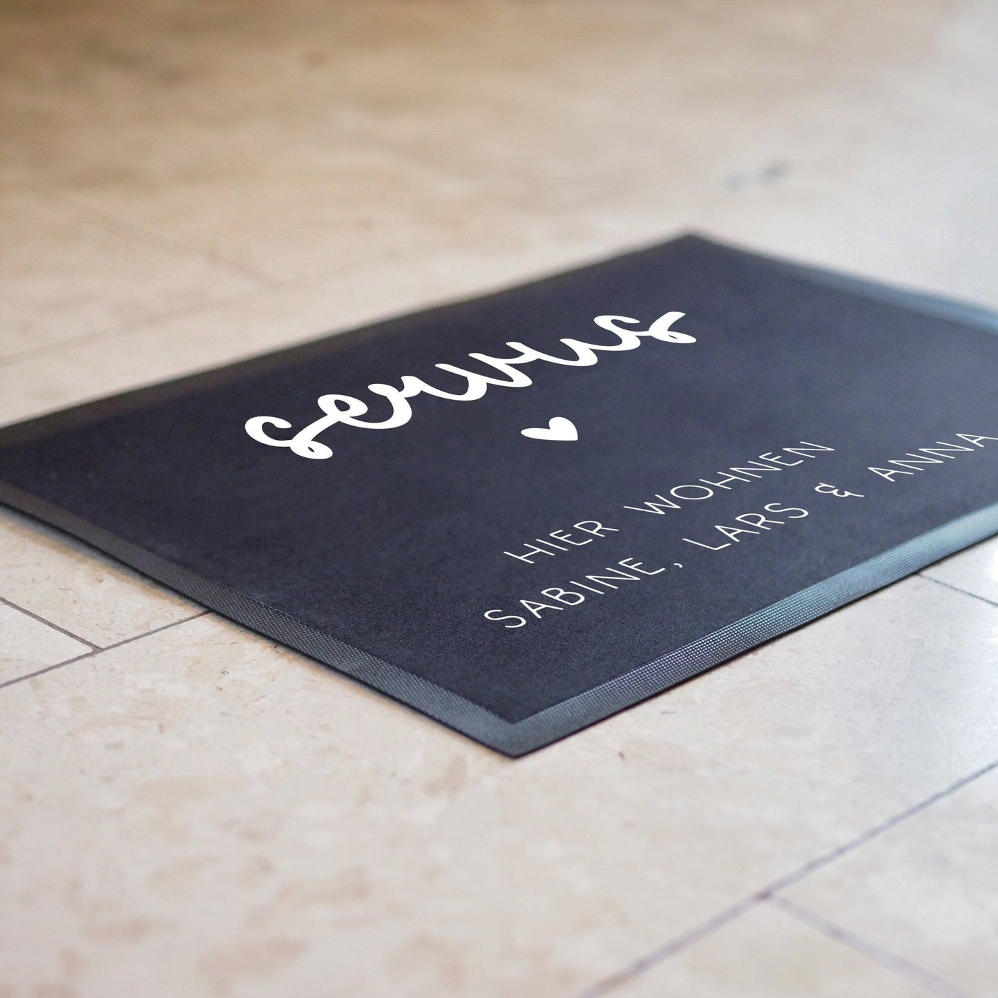 Personalisierte Fußmatte - Fussmatte mit Wunschnamen | Servus - Hier wohnen | 60x 40 cm | Geschenkidee zum Umzug, Einzug für Familien, Umzug kleinebuchstaben