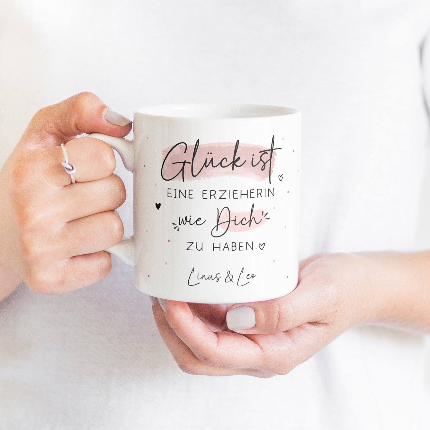 Erzieherin Tasse Personalisiert Name – Glück ist eine ERZIEHERIN wie dich zu haben - Geschenk zum Geburtstag, Ostern, Weihnachten mit Wunschnamen, Betreuerin kleinebuchstaben
