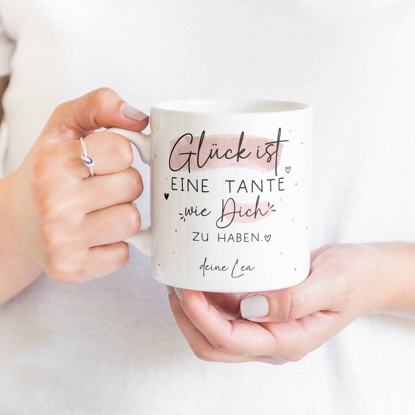 Handgefertigte Personalisierte Tasse mit Wunschnamen – Glück ist eine TANTE wie dich zu haben - Geschenk zu Ostern, Weihnachten, Geburtstag kleinebuchstaben