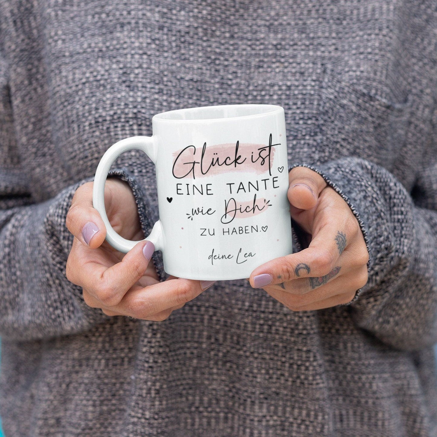 Handgefertigte Personalisierte Tasse mit Wunschnamen – Glück ist eine TANTE wie dich zu haben - Geschenk zu Ostern, Weihnachten, Geburtstag kleinebuchstaben