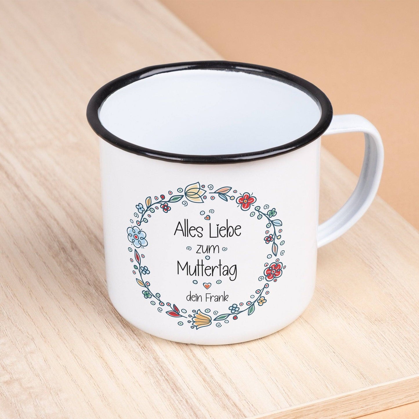 Personalisierte Tasse Emaille Becher Geschenk zum Muttertag. Motiv: Alles liebe zum Muttertag mit Wunschnamen. Beidseitiger Druck. Blumen kleinebuchstaben