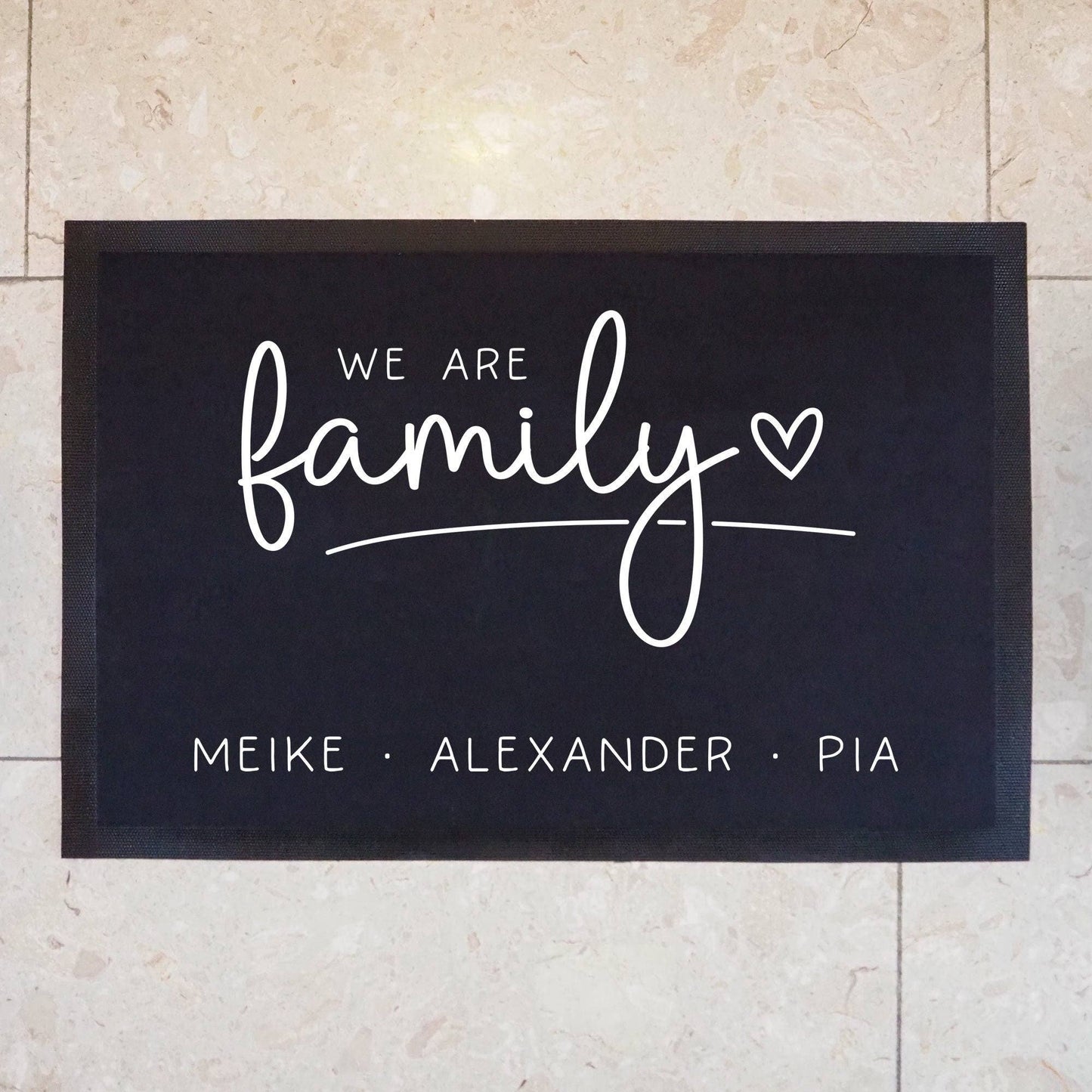 Personalisierte Fußmatte - Fussmatte mit Wunschnamen | We are Family | 60 x 40 cm | Geschenkidee zum Umzug, Einzug für Familien kleinebuchstaben