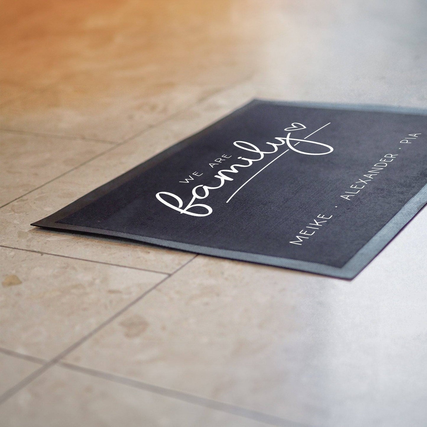 Personalisierte Fußmatte - Fussmatte mit Wunschnamen | We are Family | 60 x 40 cm | Geschenkidee zum Umzug, Einzug für Familien kleinebuchstaben