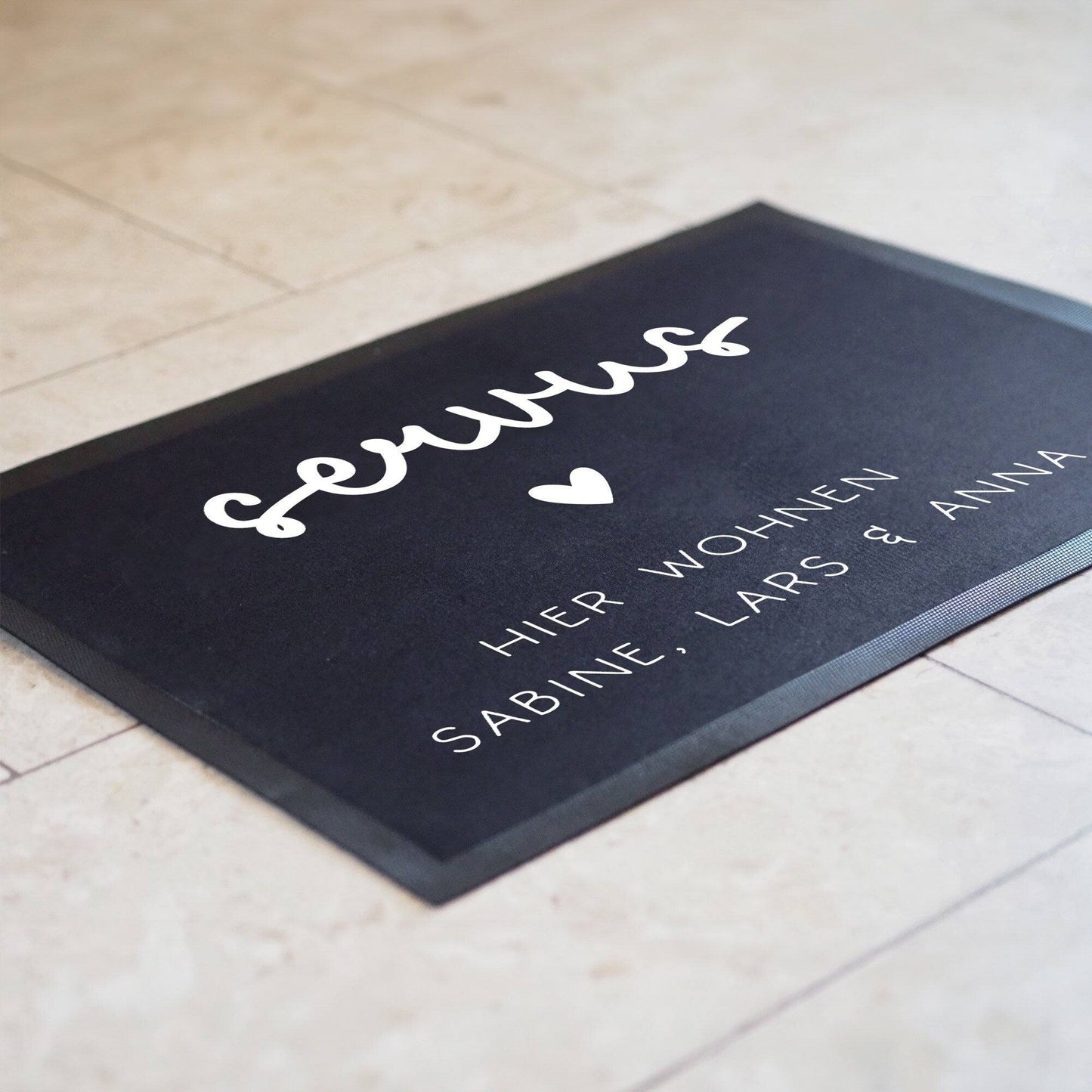 Personalisierte Fußmatte - Fussmatte mit Wunschnamen | Servus - Hier wohnen | 60x 40 cm | Geschenkidee zum Umzug, Einzug für Familien, Umzug kleinebuchstaben