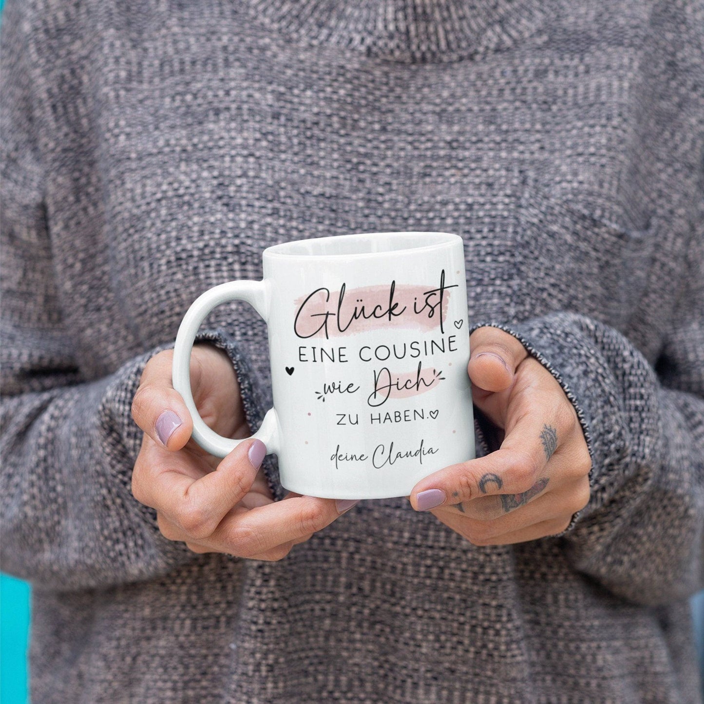 Handgefertigte Personalisierte Tasse – Glück ist eine COUSINE wie dich zu haben - Geschenk zum Geburtstag, Ostern, Weihnachten - Wunschnamen kleinebuchstaben