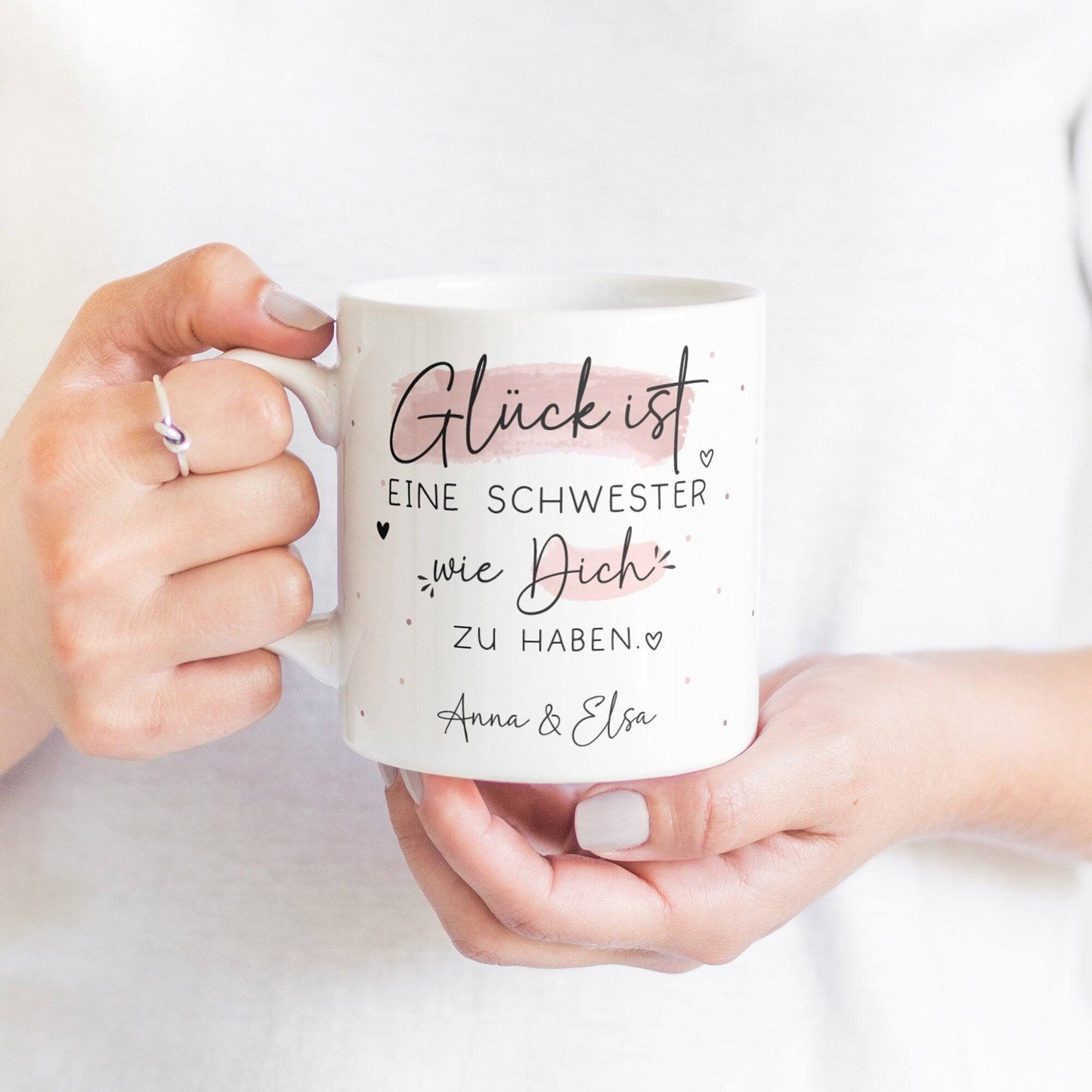 Personalisierte Tasse mit Wunschnamen – Glück ist eine SCHWESTER wie dich zu haben - Geschenk zum Geburtstag, Ostern, Weihnachten, BFF kleinebuchstaben