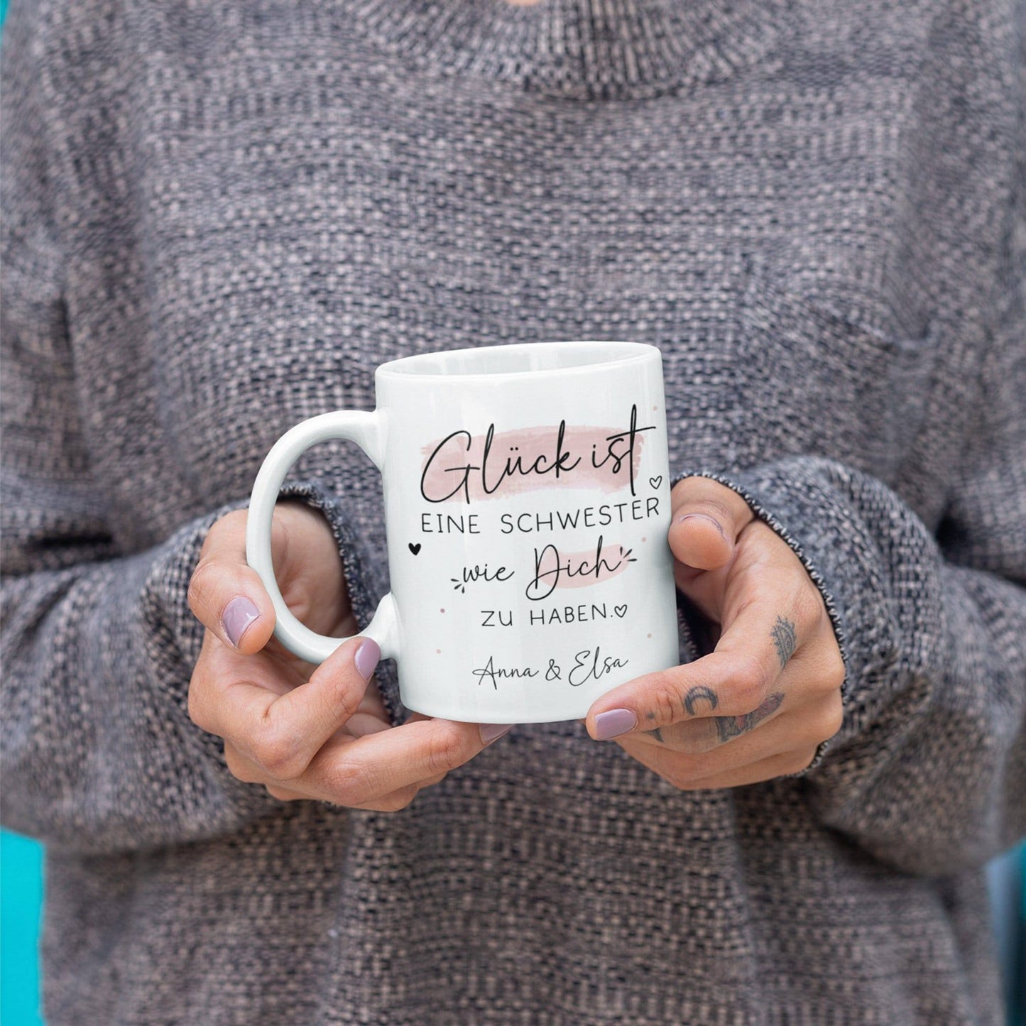 Personalisierte Tasse mit Wunschnamen – Glück ist eine SCHWESTER wie dich zu haben - Geschenk zum Geburtstag, Ostern, Weihnachten, BFF kleinebuchstaben
