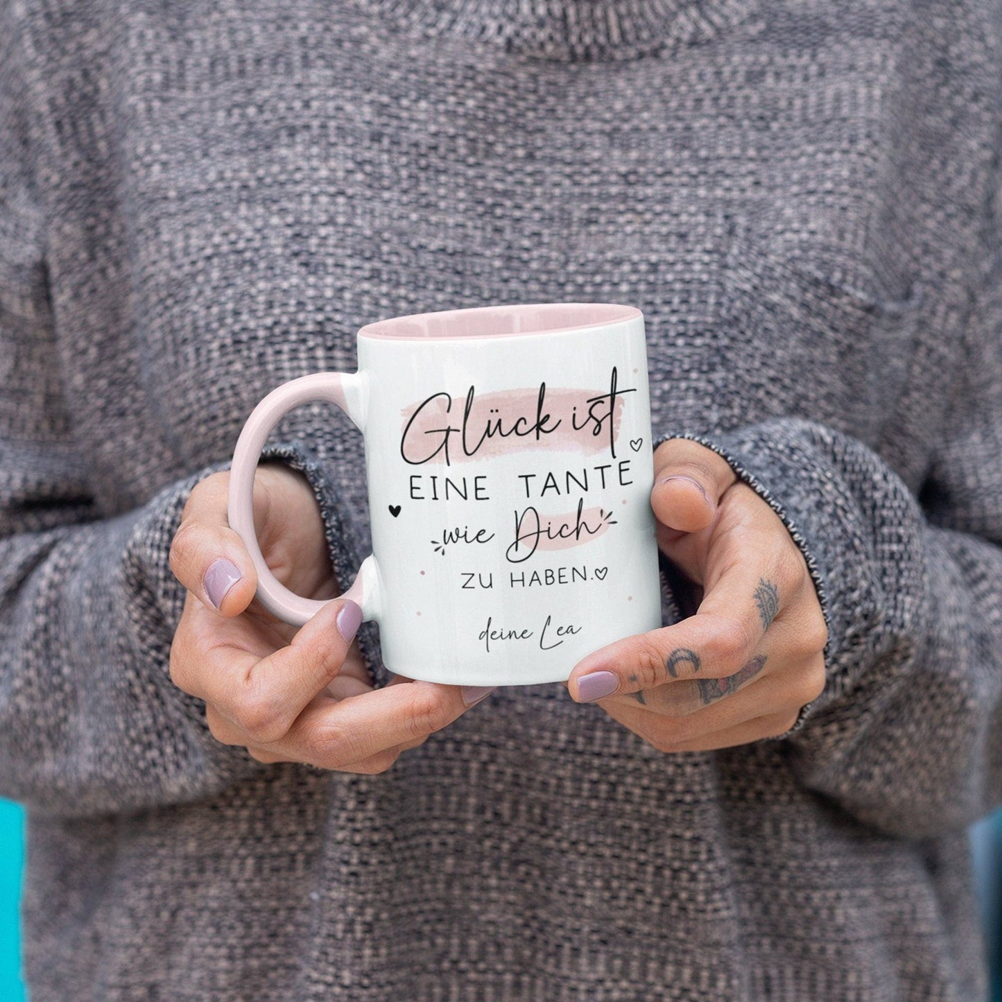 Handgefertigte Personalisierte Tasse mit Wunschnamen – Glück ist eine TANTE wie dich zu haben - Geschenk zu Ostern, Weihnachten, Geburtstag kleinebuchstaben