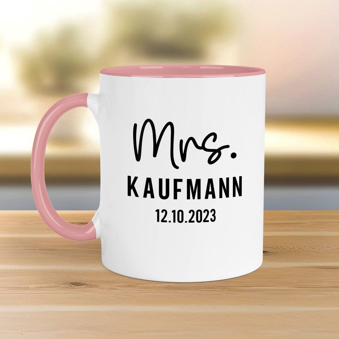 Mr. & Mrs. Tasse Hochzeit personalisiert Becher mit Wunschnamen und Datum – Namenstasse Hochzeitsgeschenk - Braut Bräutigam – Kaffeetasse kleinebuchstaben Mrs Schwarz - Rosa