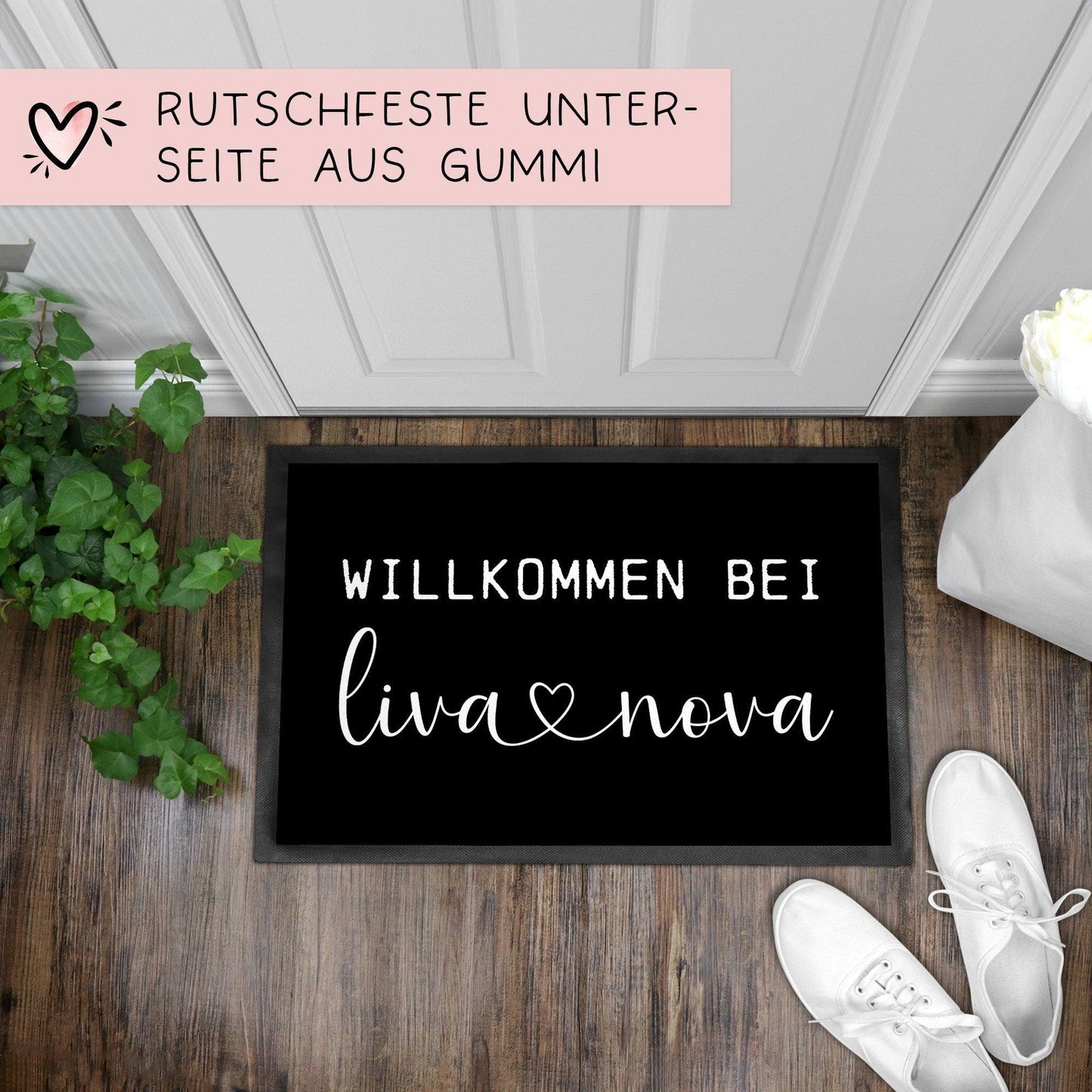 Personalisierte Fußmatte "Willkommen bei" & (Namen) | Willkommen bei | 60 x 40 cm | Geschenkidee zum Umzug, Einzug für Familien, Umzug kleinebuchstaben