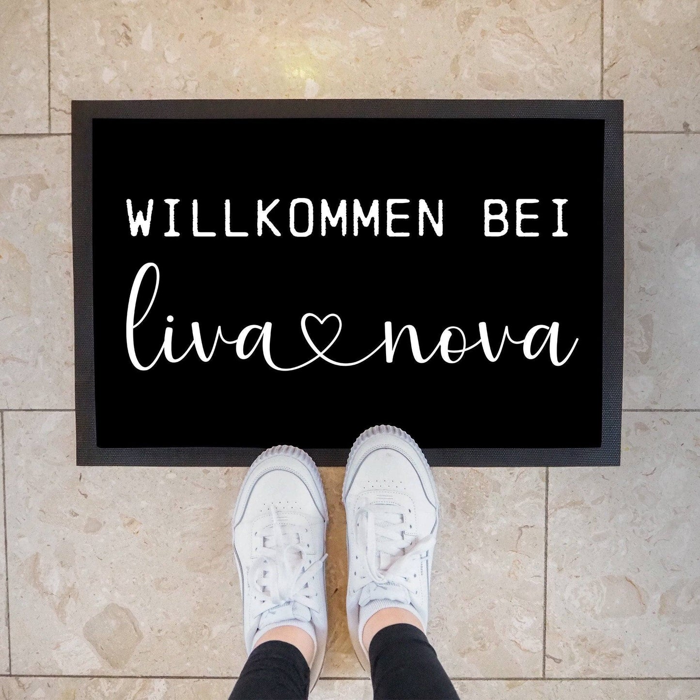 Personalisierte Fußmatte - Willkommen bei - Vornamen - Wunschname - Türmatte Fußabtreter Schmutzfangmatte - Dünn - Rutschfest - Umzug kleinebuchstaben 13 - Schwarz 50 x 35 cm