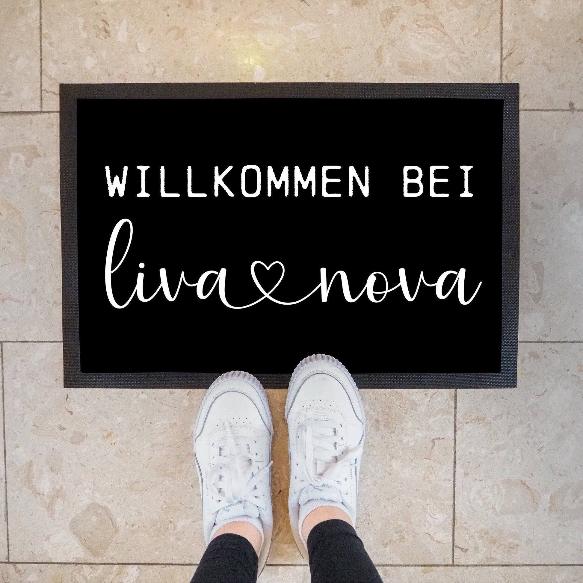 Personalisierte Fußmatte - Willkommen bei - Vornamen - Wunschname - Türmatte Fußabtreter Schmutzfangmatte - Dünn - Rutschfest - Umzug  kleinebuchstaben 13 - Schwarz 50 x 35 cm