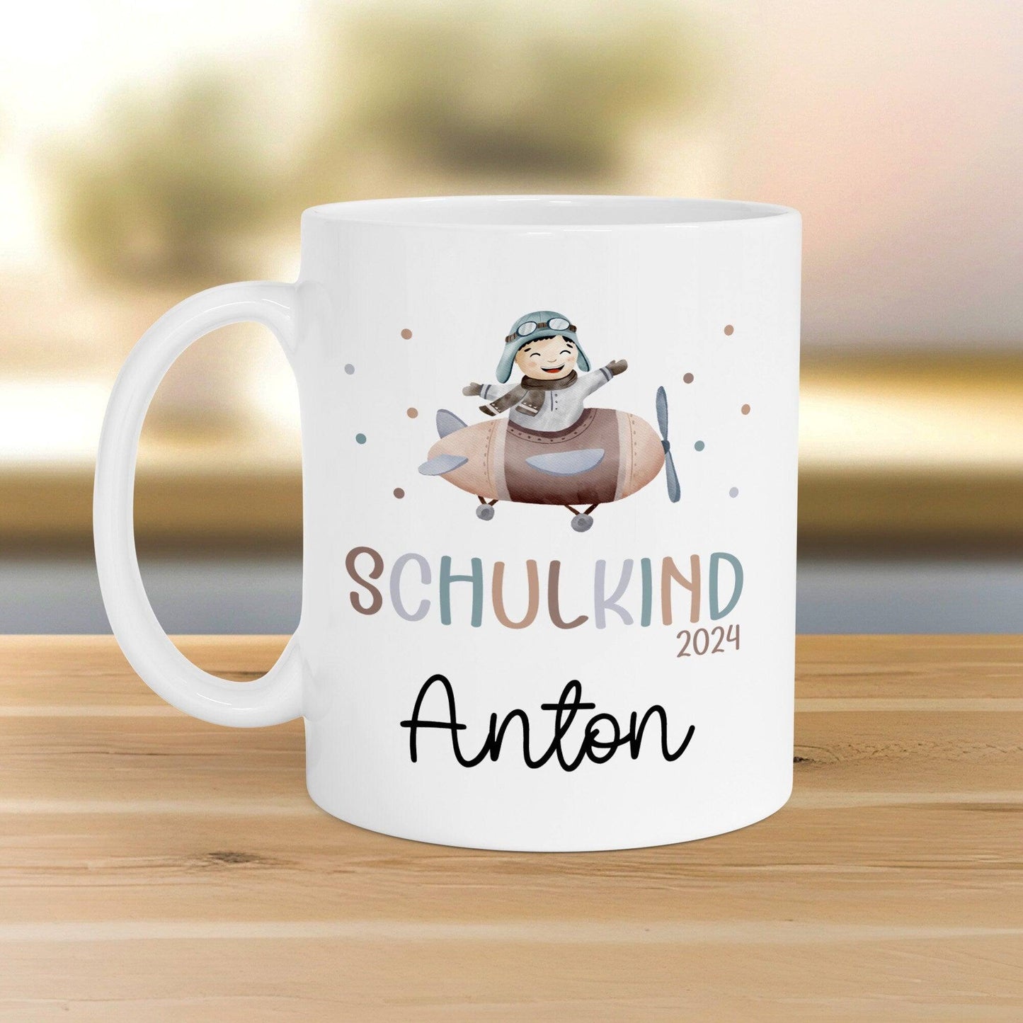 Kindertasse Schulkind 2024 mit Flugzeug-Motiv - personalisierte Kakao Tasse mit Namen - ideales Kindergeschirr - perfektes Geschenk Kinder kleinebuchstaben
