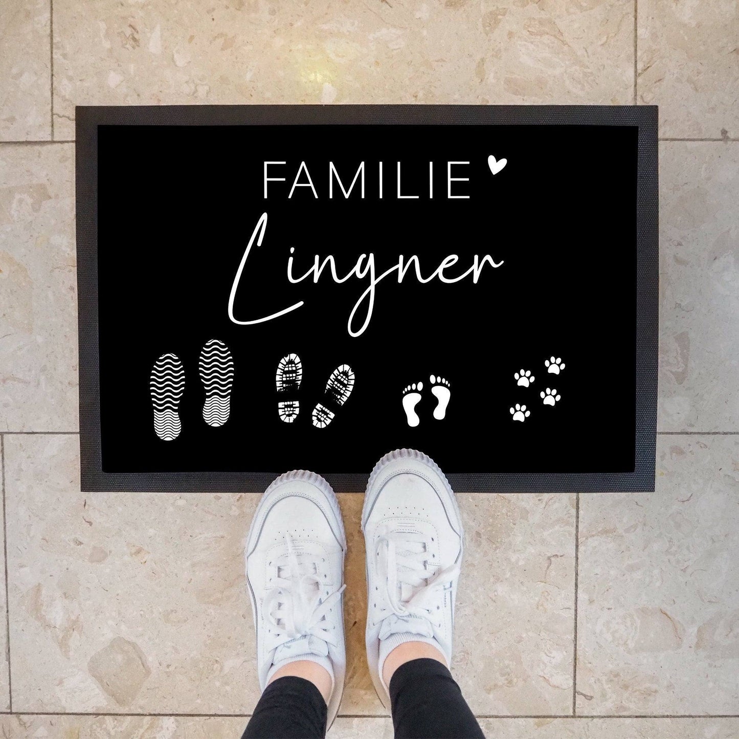 Personalisierte Fußmatte - Fußmatte | personalisierbar mit Familiennamen | Fußabdrücke | 60x40 cm | Geschenkidee zum Umzug, Einzug kleinebuchstaben