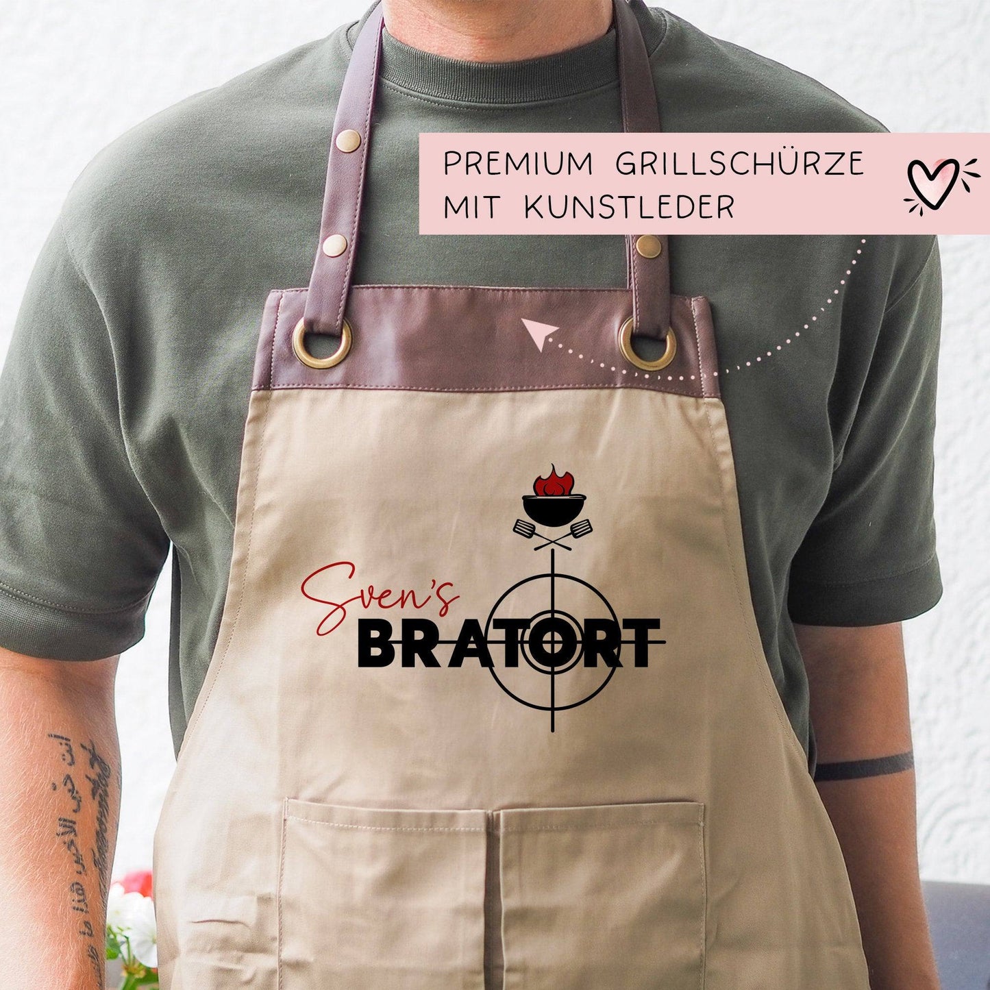 Personalisierte Premium Grillschürze Bratort Schürze mit Kunstleder Applikation | Kochschürze | Grillschürze mit Wunschnamen | Geschenkidee kleinebuchstaben