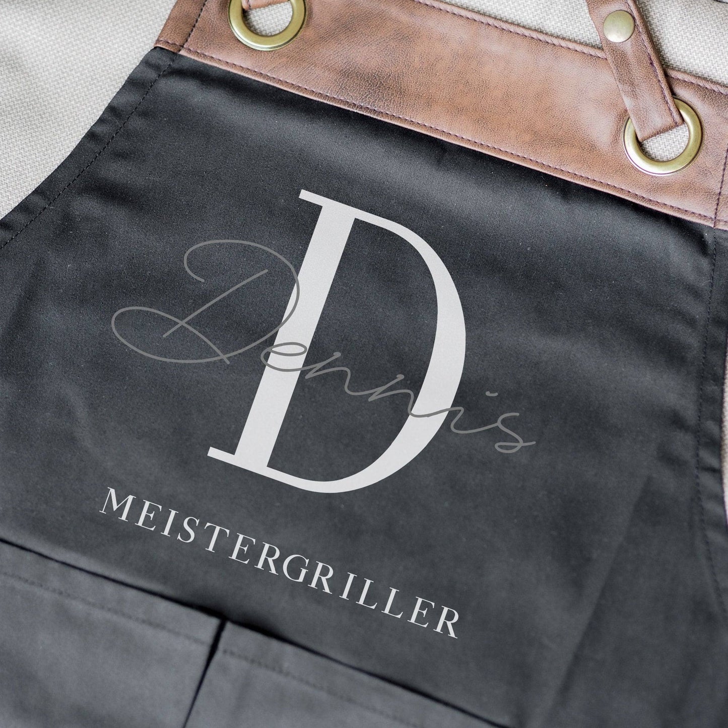 Premium Grillschürze personalisiert für Männer mit Namen Kunstleder Applikation zum Geburtstag, Weihnachten Baumwollschürze, Küchenschürze kleinebuchstaben