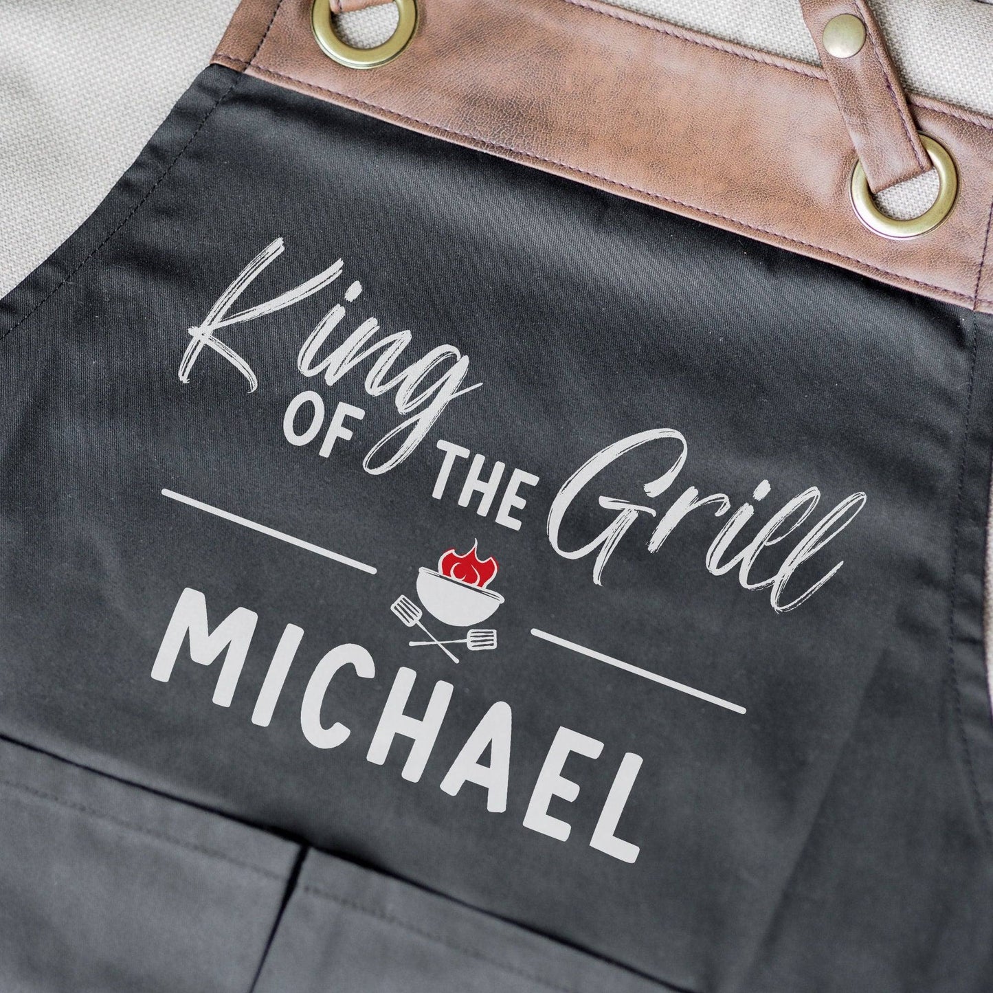 Grillschürze personalisiert King of the Grill für Männer mit Name & Kunstleder zum Geburtstag - Weihnachten Baumwollschürze, Küchenschürze kleinebuchstaben