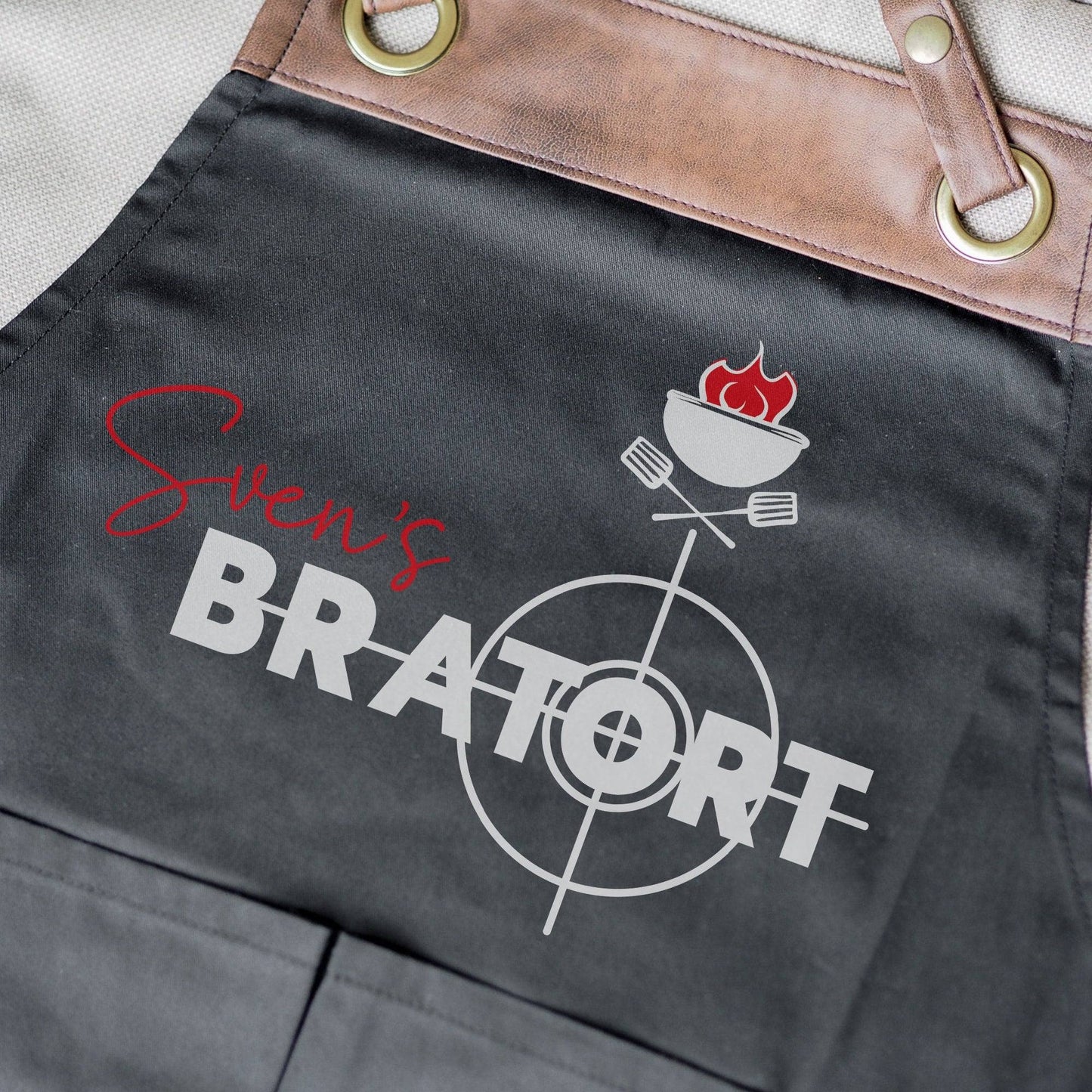 Grillschürze personalisiert Bratort für Männer mit Name & Kunstleder zum Geburtstag - Weihnachten Baumwollschürze, Küchenschürze, Schürze kleinebuchstaben