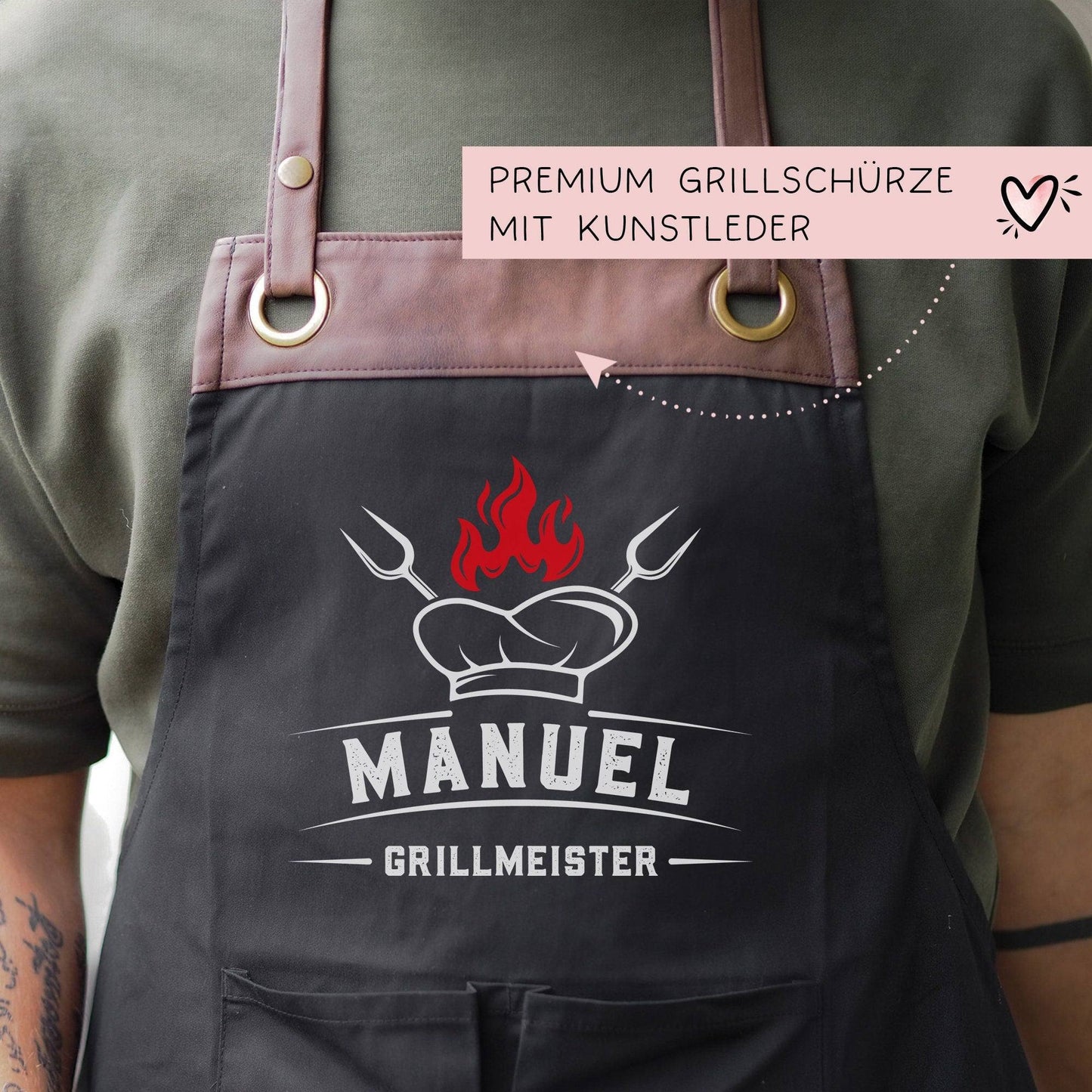 Grillmeister Grillschürze personalisiert für Männer mit Namen Kunstleder Applikation zum Geburtstag, Weihnachten Baumwollschürze, Geschenk kleinebuchstaben