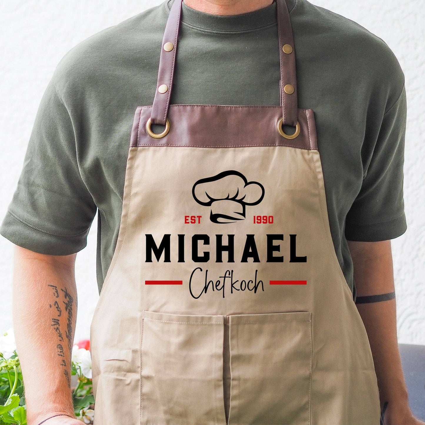 Grillschürze Chefkoch personalisiert für Männer mit Name Kunstleder Applikation zum Geburtstag - Weihnachten Baumwollschürze, Küchenschürze kleinebuchstaben Braun - Beige Chefkoch
