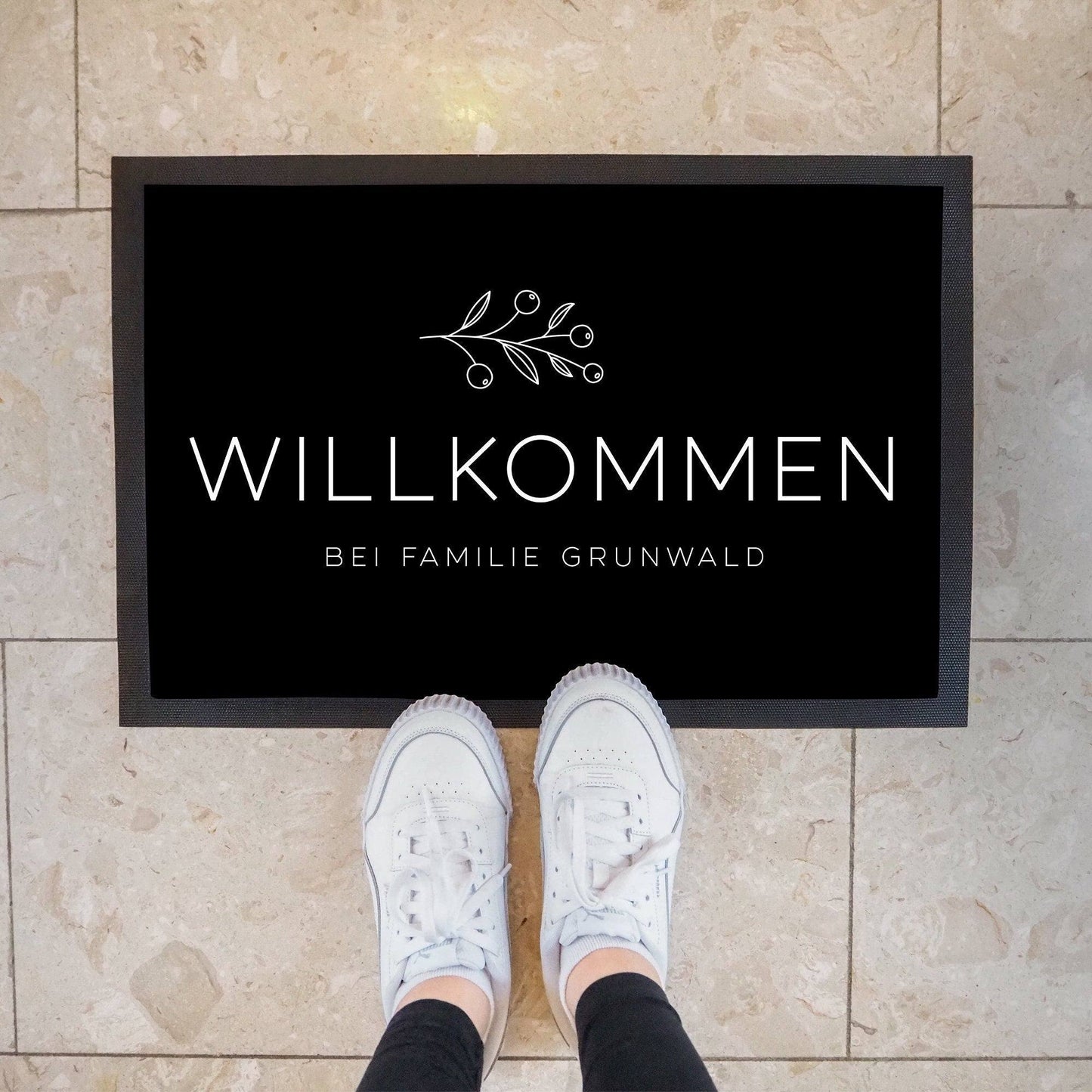Personalisierte Fußmatte - Herzlich Willkommen - Fussmatte mit Wunschnamen oder Familiennamen | 60 x 40 cm | Geschenkidee zum Umzug & Einzug kleinebuchstaben Familie 60 x 40 cm