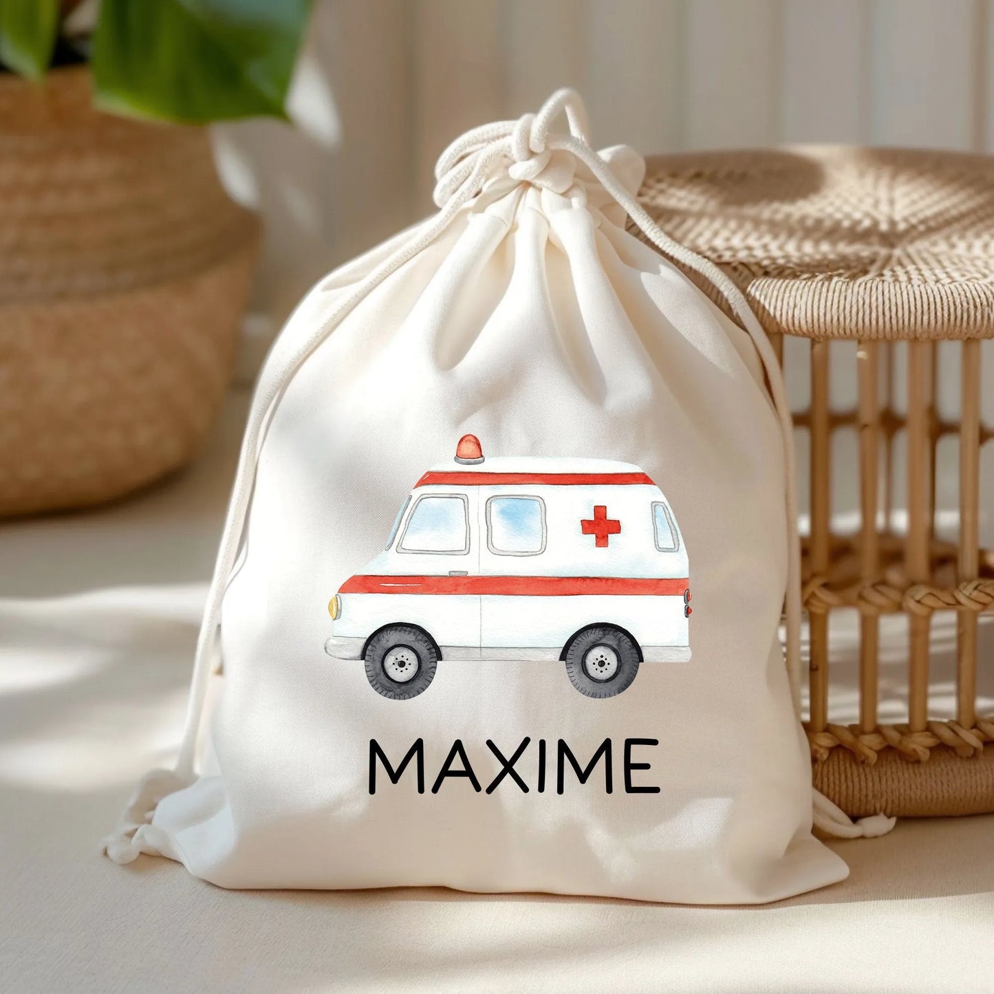Krankenwagen Stofftasche Personalisiert mit Namen. Rettungswagen für Schule und Kindergarten - Wäschebeutel Wechselwäsche | Mädchen & Junge kleinebuchstaben Krankenwagen Turnbeutel