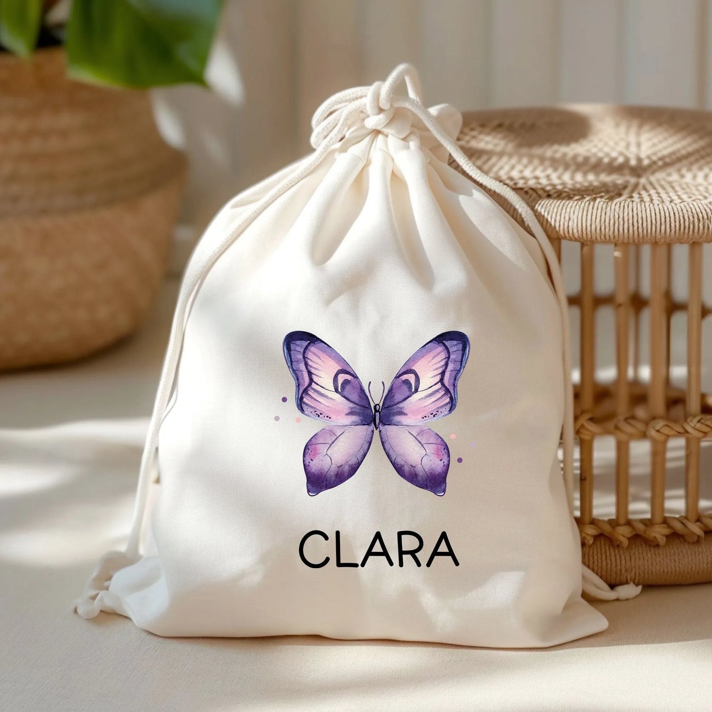 Schmetterling Lila Stofftasche Personalisiert und Namen. Für Schule und Kindergarten - Wäschebeutel Wechselwäsche Sport | Mädchen & Junge kleinebuchstaben Turnbeutel Schriftart 1