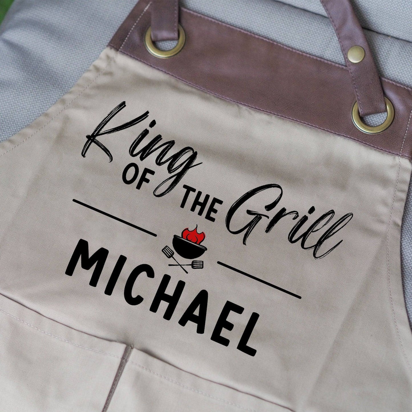King of the Grill Grillschürze personalisiert für Männer mit Name & Kunstleder zum Geburtstag - Weihnachten Baumwollschürze, Küchenschürze kleinebuchstaben