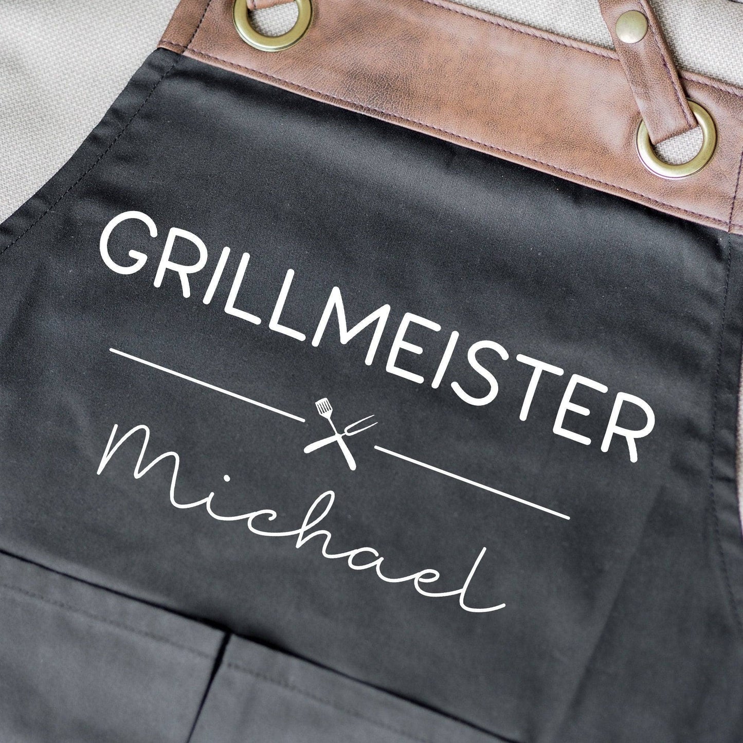 Grillschürze Grillmeister personalisiert für Männer mit Kunstleder Applikation zum 60. Geburtstag -Baumwollschürze, Küchenschürze, Geschenk kleinebuchstaben