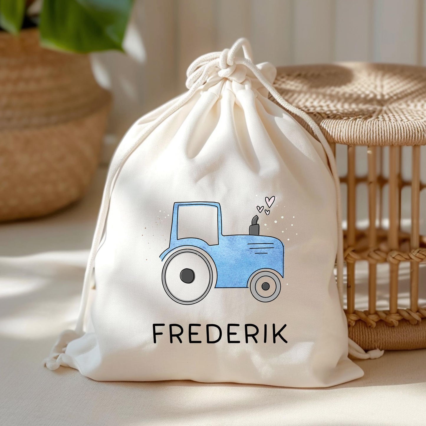 Traktor Blau Stofftasche Personalisiert & Name - Kinder Beutel Kindertasche mit Wunschname - Wechselwäsche - Wechselkleidung - Tragetasche kleinebuchstaben Turnbeutel Schriftart 1