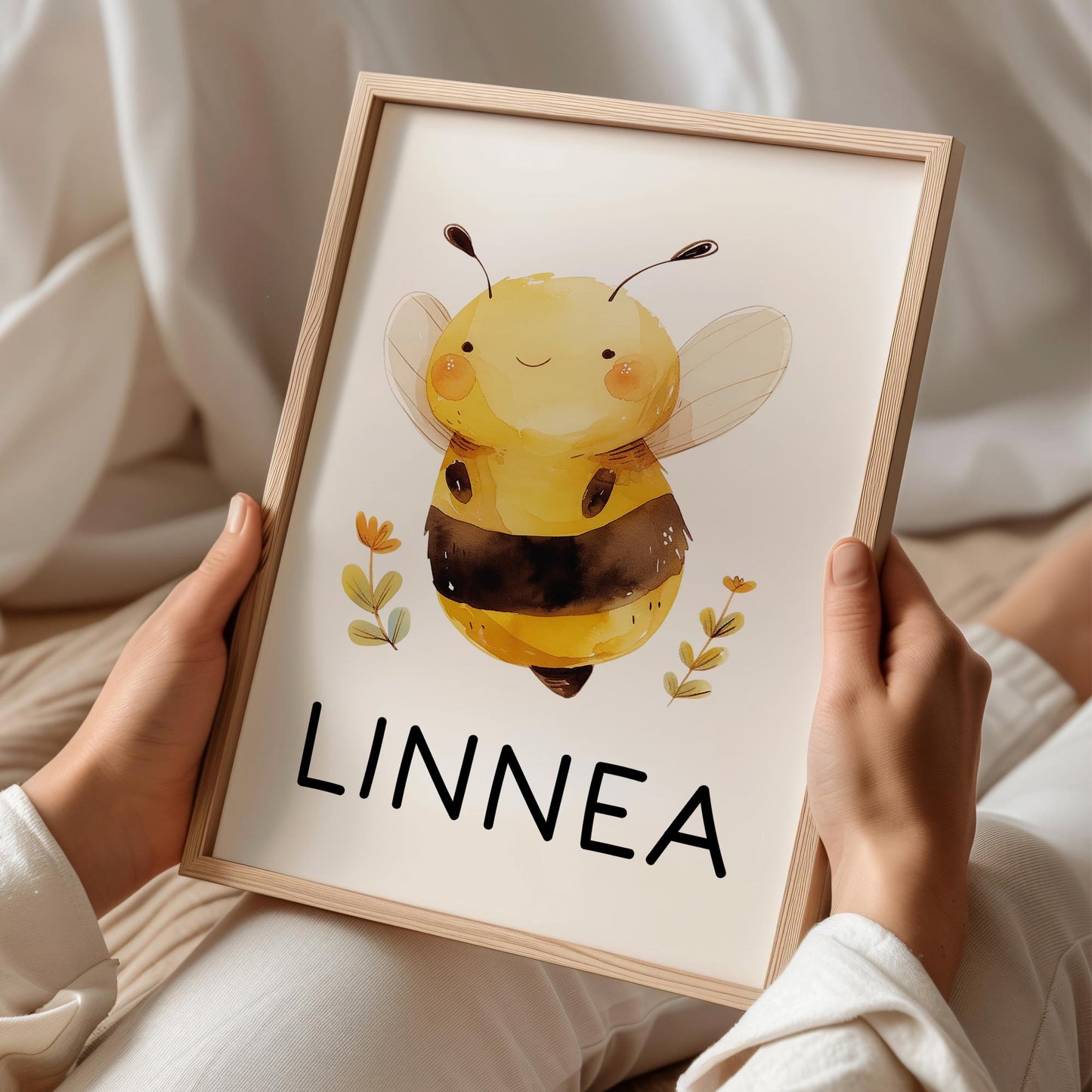 Biene DIN A4 Poster mit Namen - Personalisiert mit od. ohne Namen für Kinderzimmer -Namensposter - Geschenkidee. Geschenk - Wanddeko Mädchen kleinebuchstaben DIN A4 (21x29,7 cm) Schriftart 1