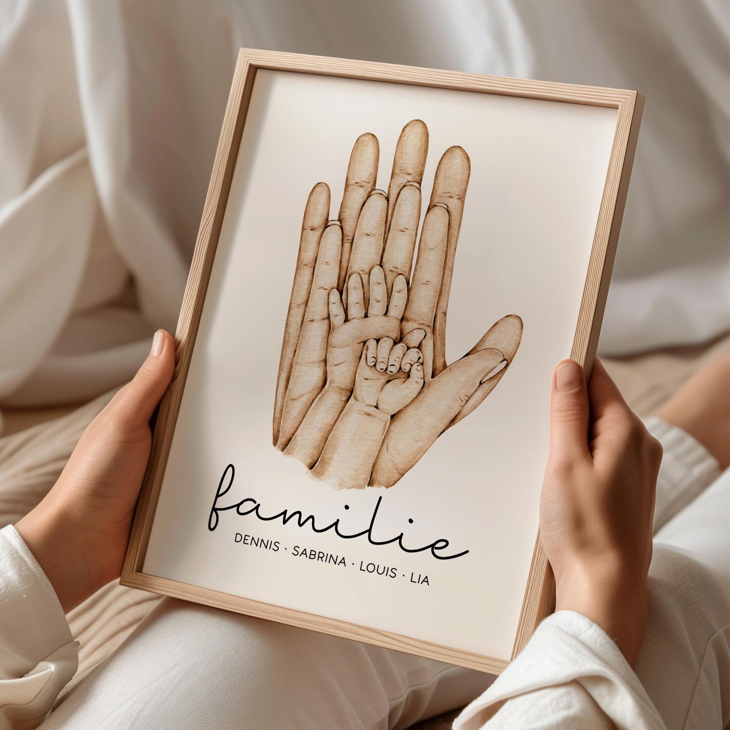 Familienposter mit Händen, Bild Familie, Familienschild mit Familienname und Namen der Eltern und Kinder, personalisiertes Familiengeschenk kleinebuchstaben Familie 02 DIN A5 148 x 210 mm