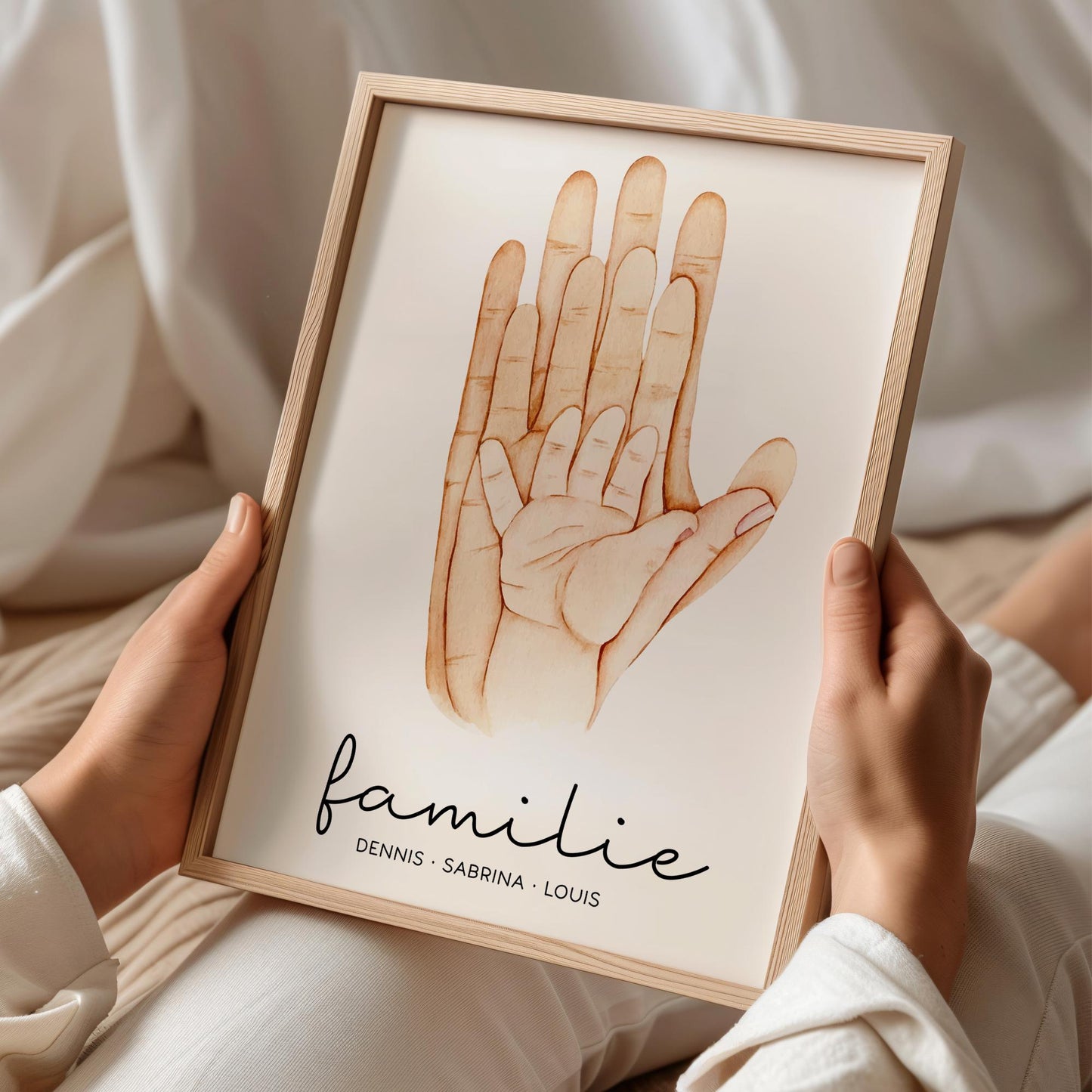 Familienposter mit Händen, Bild Familie, Familienschild mit Familienname und Namen der Eltern und Kinder, personalisiertes Familiengeschenk kleinebuchstaben Familie 05 DIN A5 148 x 210 mm