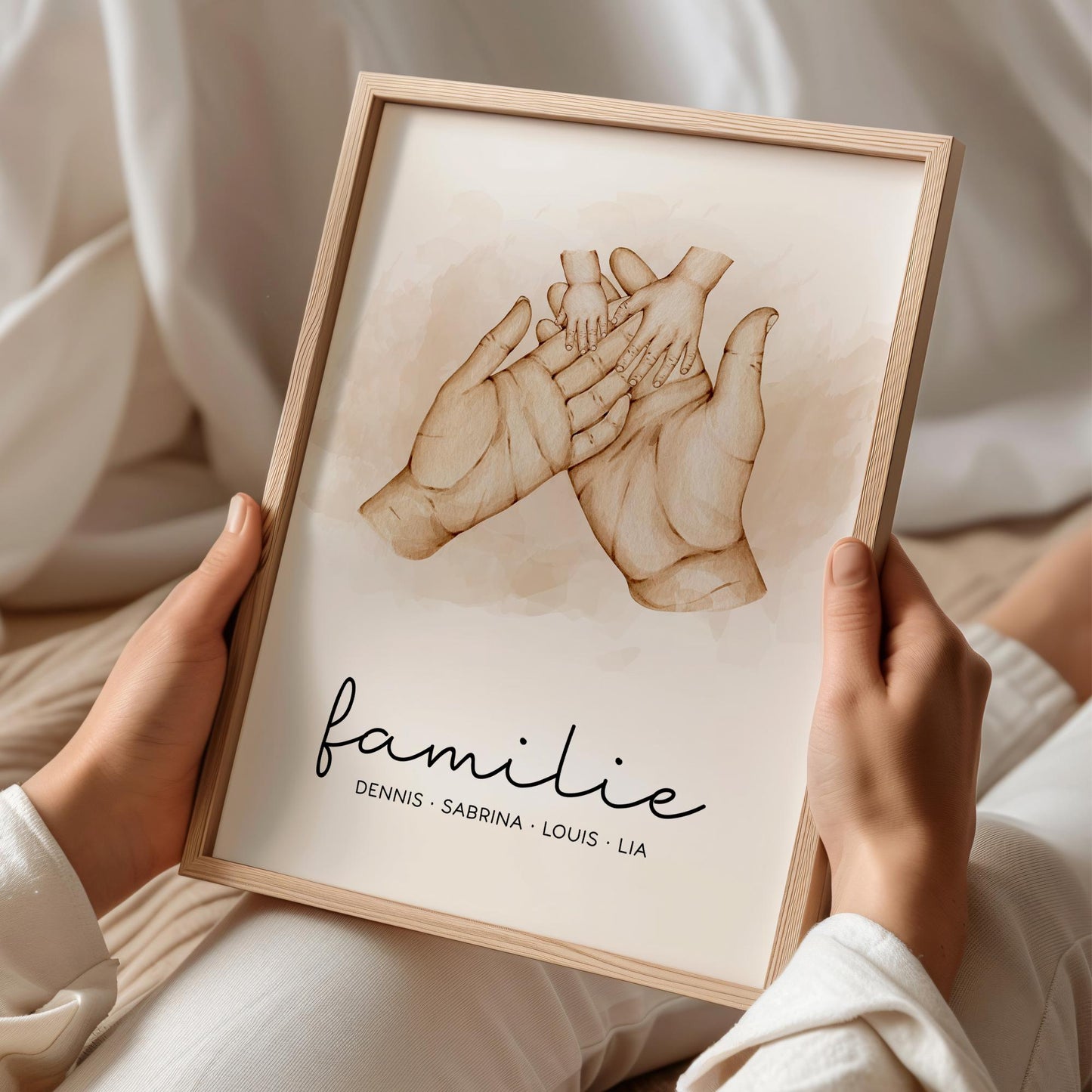 Familienposter mit Händen, Bild Familie, Familienschild mit Familienname und Namen der Eltern und Kinder, personalisiertes Familiengeschenk kleinebuchstaben Familie 01 DIN A5 148 x 210 mm