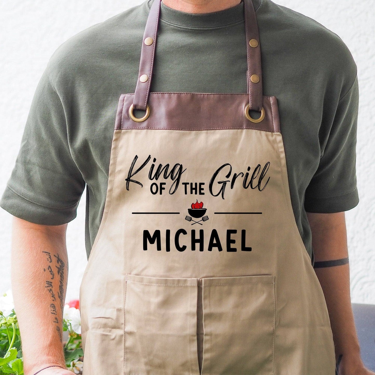 King of the Grill Grillschürze personalisiert für Männer mit Name & Kunstleder zum Geburtstag - Weihnachten Baumwollschürze, Küchenschürze kleinebuchstaben Braun - Beige King of the Grill