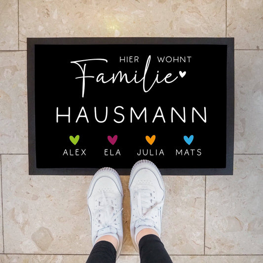 Personalisierte Fußmatte - Fussmatte mit Wunschnamen | Familie mit Herzen Haustier | 60x40 cm | Geschenkidee zum Umzug, Umzug  kleinebuchstaben
