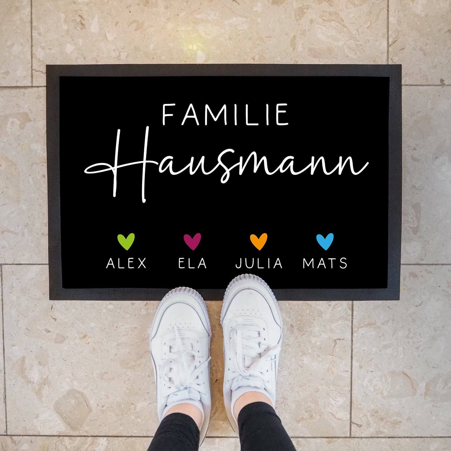 Personalisierte Fußmatte - Fussmatte mit Wunschnamen | Familie mit Herzen | 60x40 cm | Geschenkidee zum Umzug, Einzug für Familien, Umzug kleinebuchstaben