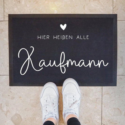 Personalisierte Fußmatte - Fussmatte mit Wunschnamen | Hier heißen alle... | 60 x 40 cm | Geschenkidee zum Umzug, Einzug für Familien, Umzug  kleinebuchstaben