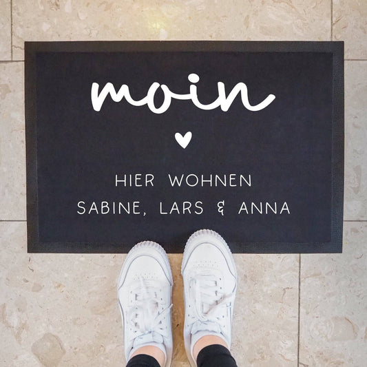 Personalisierte Fußmatte - Fussmatte mit Wunschnamen | Moin - Hier wohnen | 60 x 40 cm | Geschenkidee zum Umzug, Einzug für Familien, Umzug  kleinebuchstaben