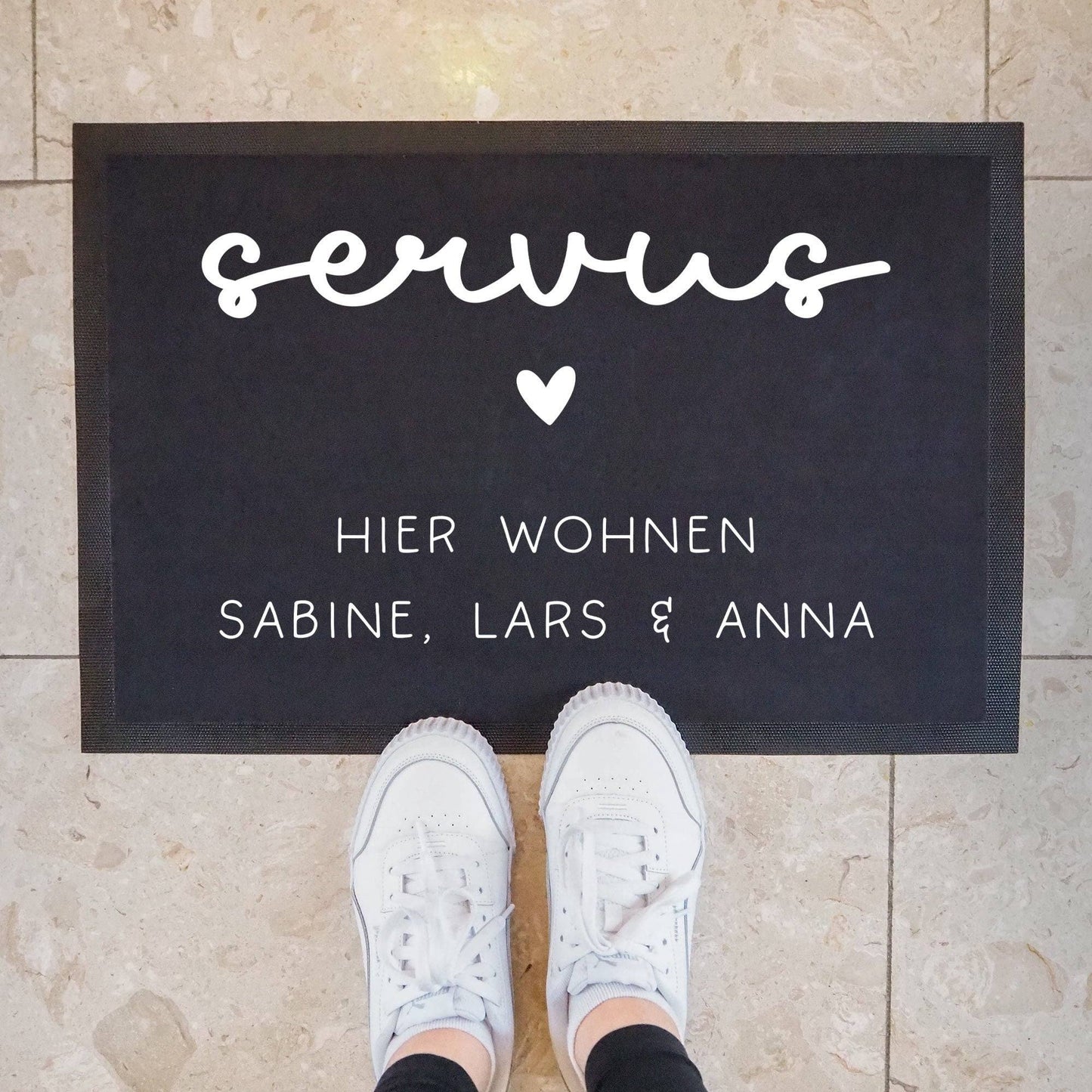 Personalisierte Fußmatte - Fussmatte mit Wunschnamen | Servus - Hier wohnen | 60x 40 cm | Geschenkidee zum Umzug, Einzug für Familien, Umzug kleinebuchstaben