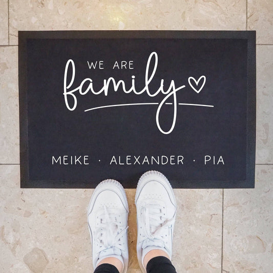 Personalisierte Fußmatte - Fussmatte mit Wunschnamen | We are Family |  60 x 40 cm | Geschenkidee zum Umzug, Einzug für Familien  kleinebuchstaben