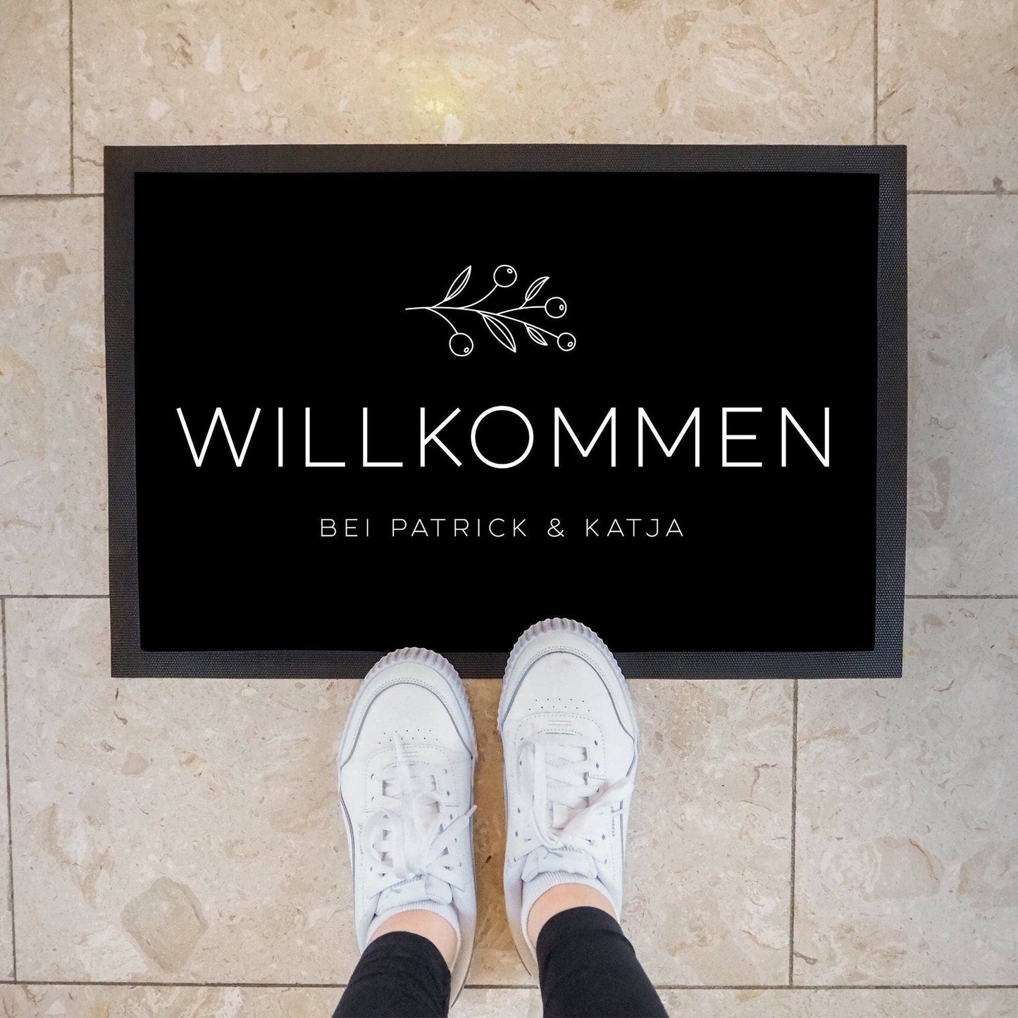 Personalisierte Fußmatte - Herzlich Willkommen - Fussmatte mit Wunschnamen oder Familiennamen | 60 x 40 cm | Geschenkidee zum Umzug & Einzug kleinebuchstaben Vornamen 60 x 40 cm