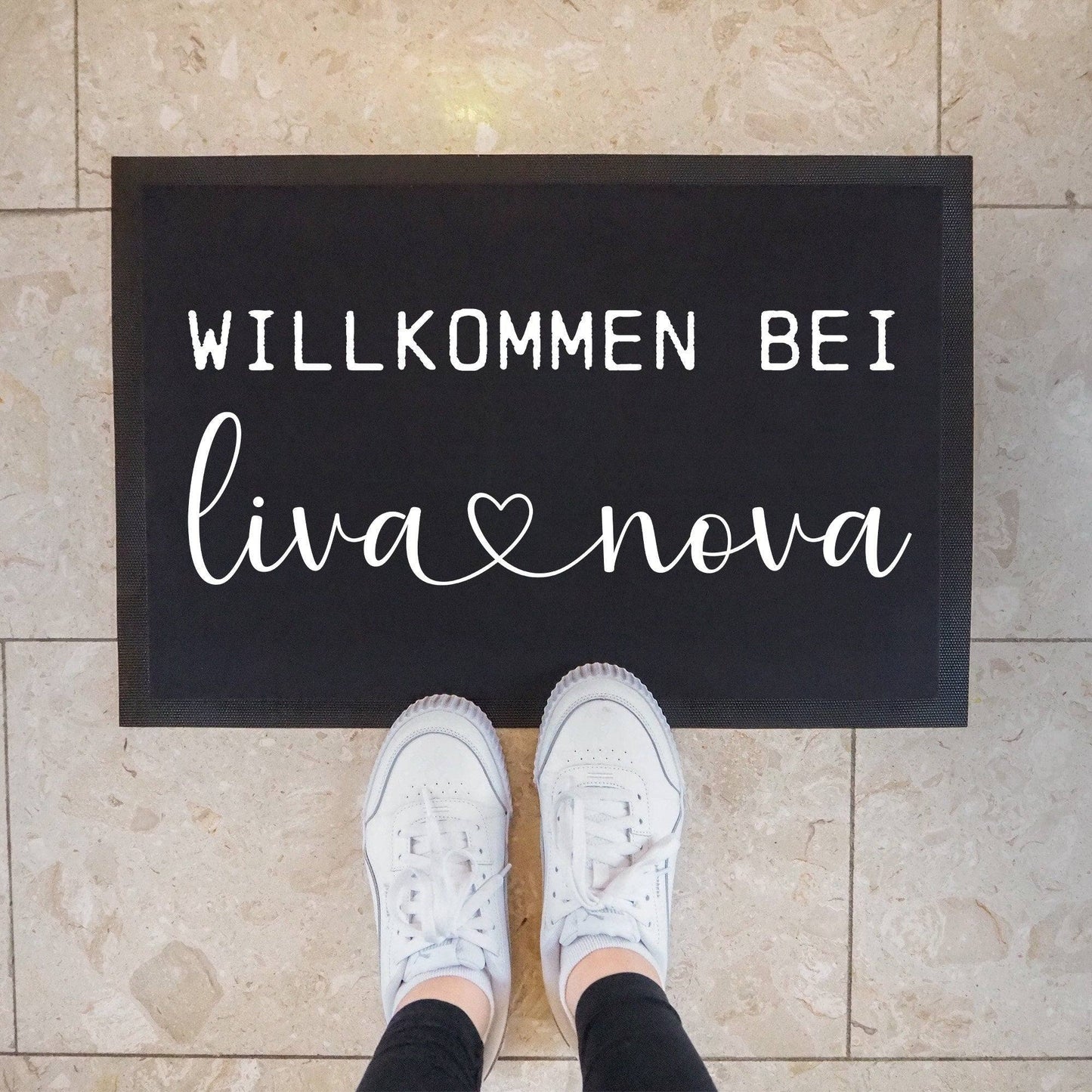 Personalisierte Fußmatte "Willkommen bei" & (Namen) | Willkommen bei | 60 x 40 cm | Geschenkidee zum Umzug, Einzug für Familien, Umzug kleinebuchstaben
