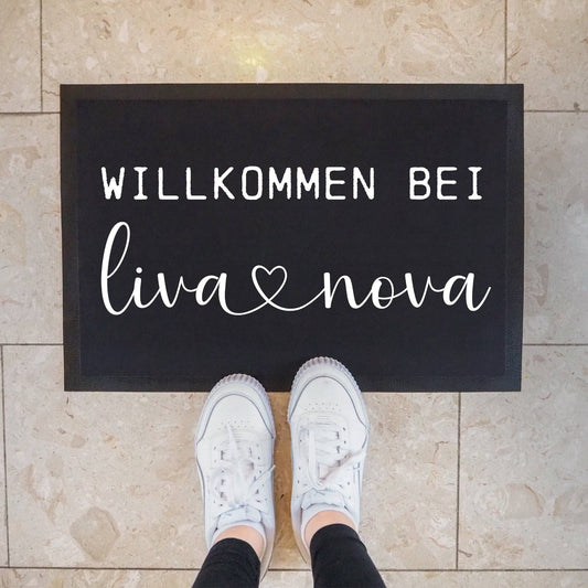 Personalisierte Fußmatte "Willkommen bei" & (Namen) | Willkommen bei | 60 x 40 cm | Geschenkidee zum Umzug, Einzug für Familien, Umzug  kleinebuchstaben