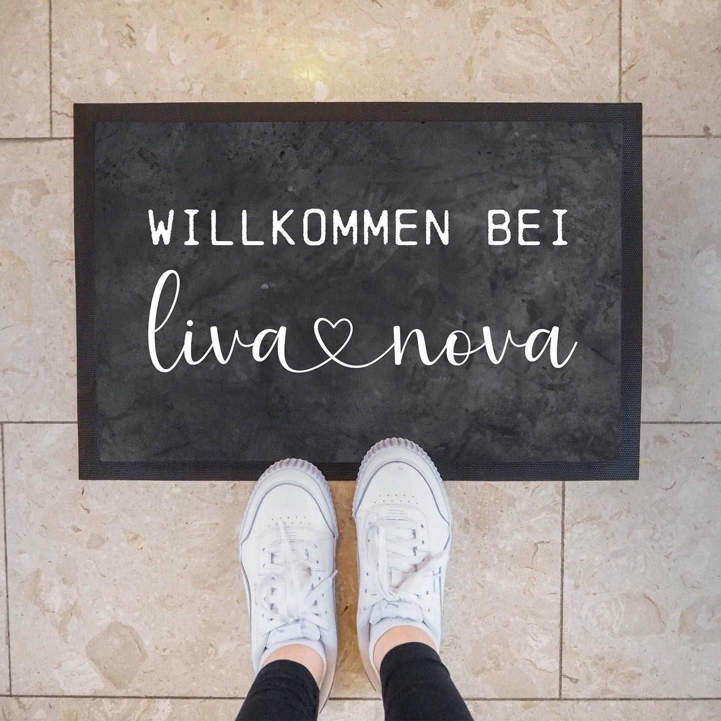 Personalisierte Fußmatte - Willkommen bei - Vornamen - Wunschname - Türmatte Fußabtreter Schmutzfangmatte - Dünn - Rutschfest - Umzug kleinebuchstaben 22 - Schiefer 50 x 35 cm