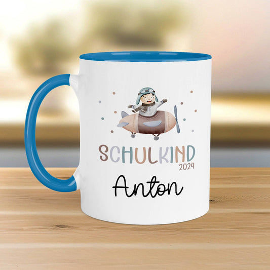 Kindertasse Schulkind 2024 mit Flugzeug-Motiv - personalisierte Kakao Tasse mit Namen - ideales Kindergeschirr - perfektes Geschenk Kinder  kleinebuchstaben   